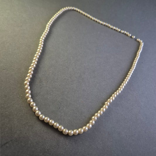 Elegante Perlenkette – Klassischer Schmuck für stilbewusste Damen