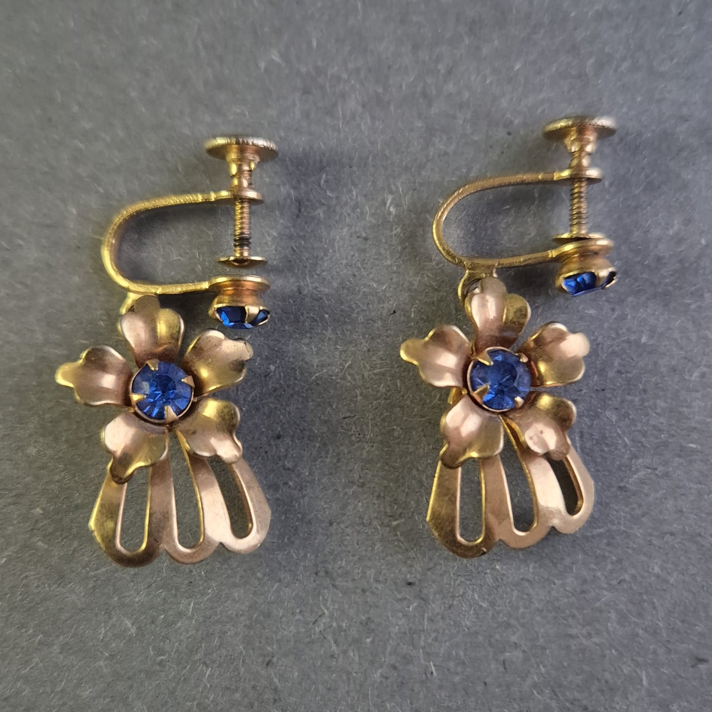 Vintage Schraub-Ohrringe – Florales Design mit blauen Schmucksteinen