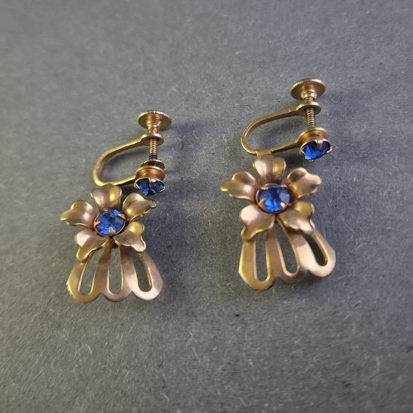 Vintage Schraub-Ohrringe – Florales Design mit blauen Schmucksteinen