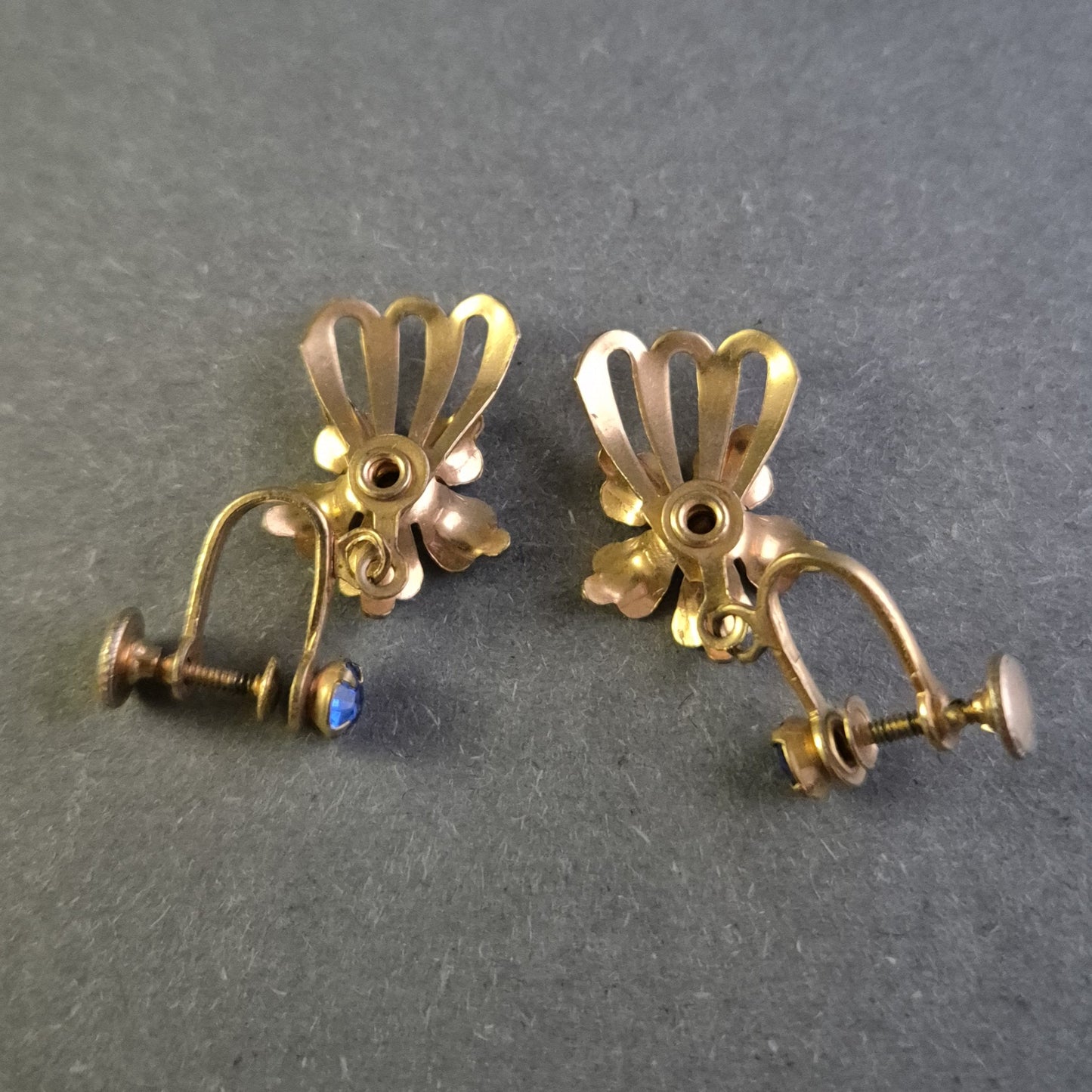 Vintage Schraub-Ohrringe – Florales Design mit blauen Schmucksteinen