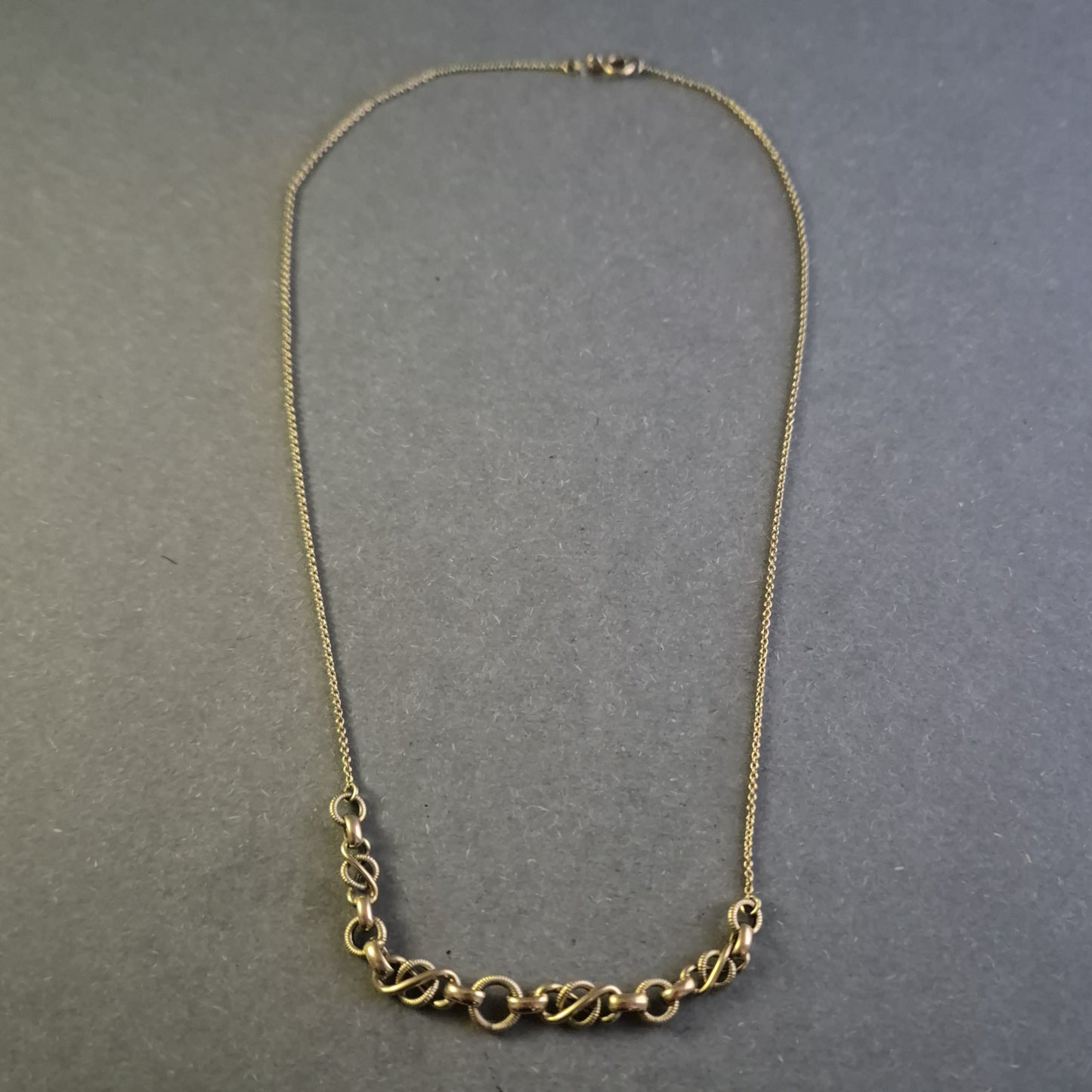 Filigrane Vintage-Halskette – Elegantes Design mit kunstvollen Gliedern