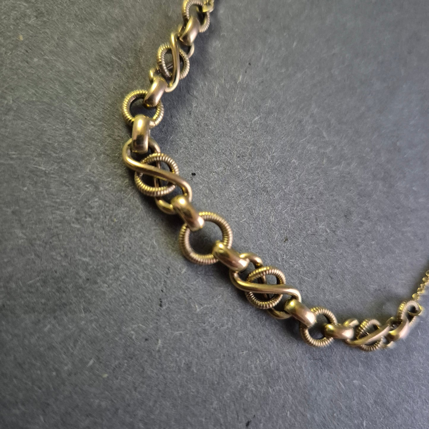 Filigrane Vintage-Halskette – Elegantes Design mit kunstvollen Gliedern