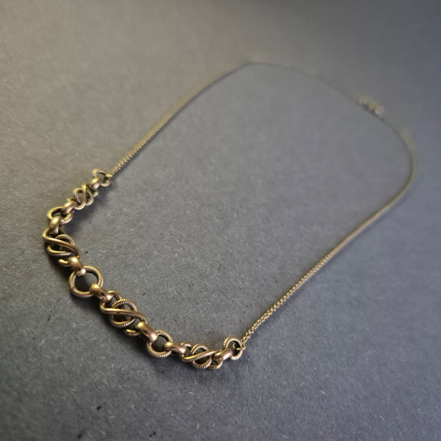 Filigrane Vintage-Halskette – Elegantes Design mit kunstvollen Gliedern