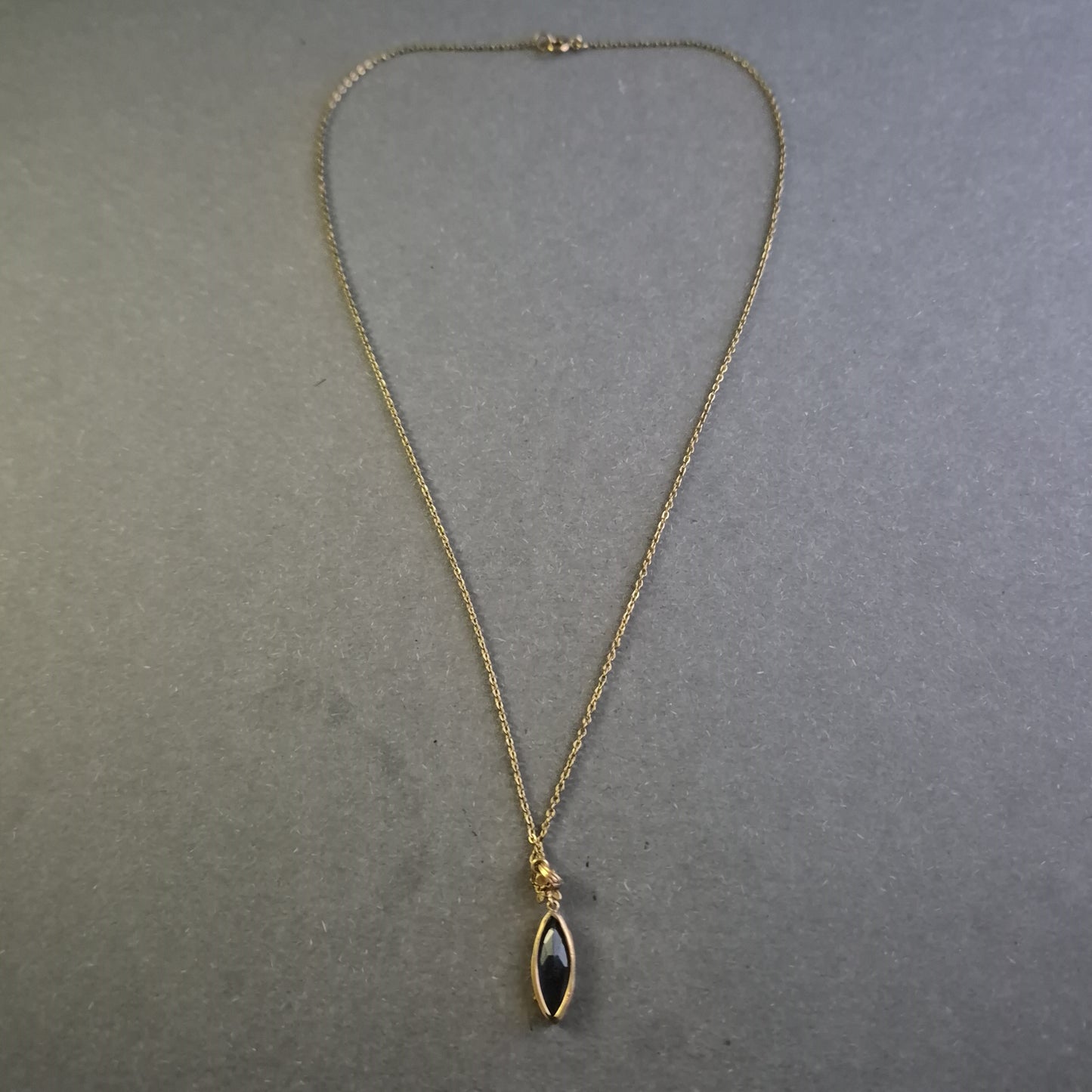 Edle Vintage-Halskette mit blauem Schmuckstein – Filigrane Handwerkskunst