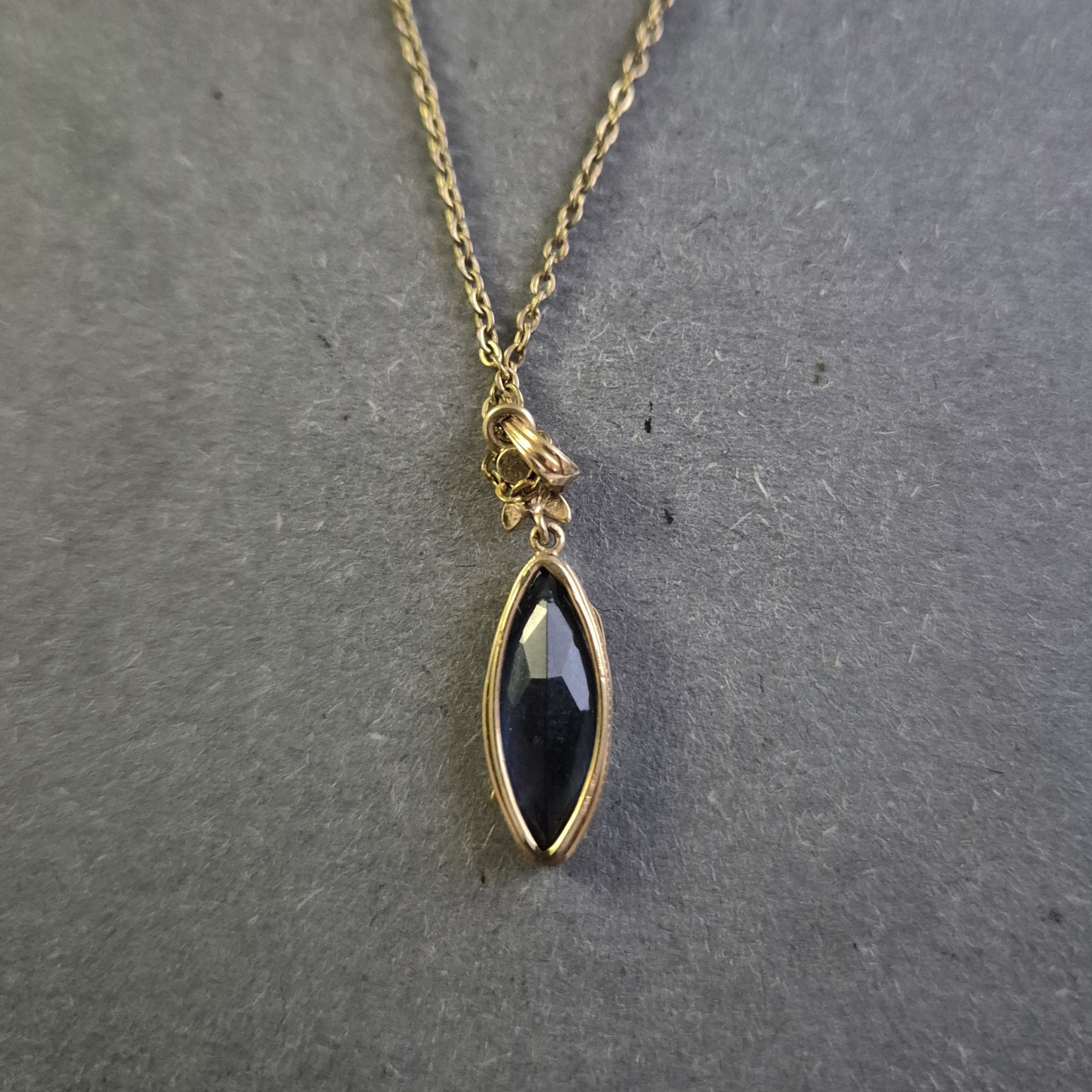 Edle Vintage-Halskette mit blauem Schmuckstein – Filigrane Handwerkskunst