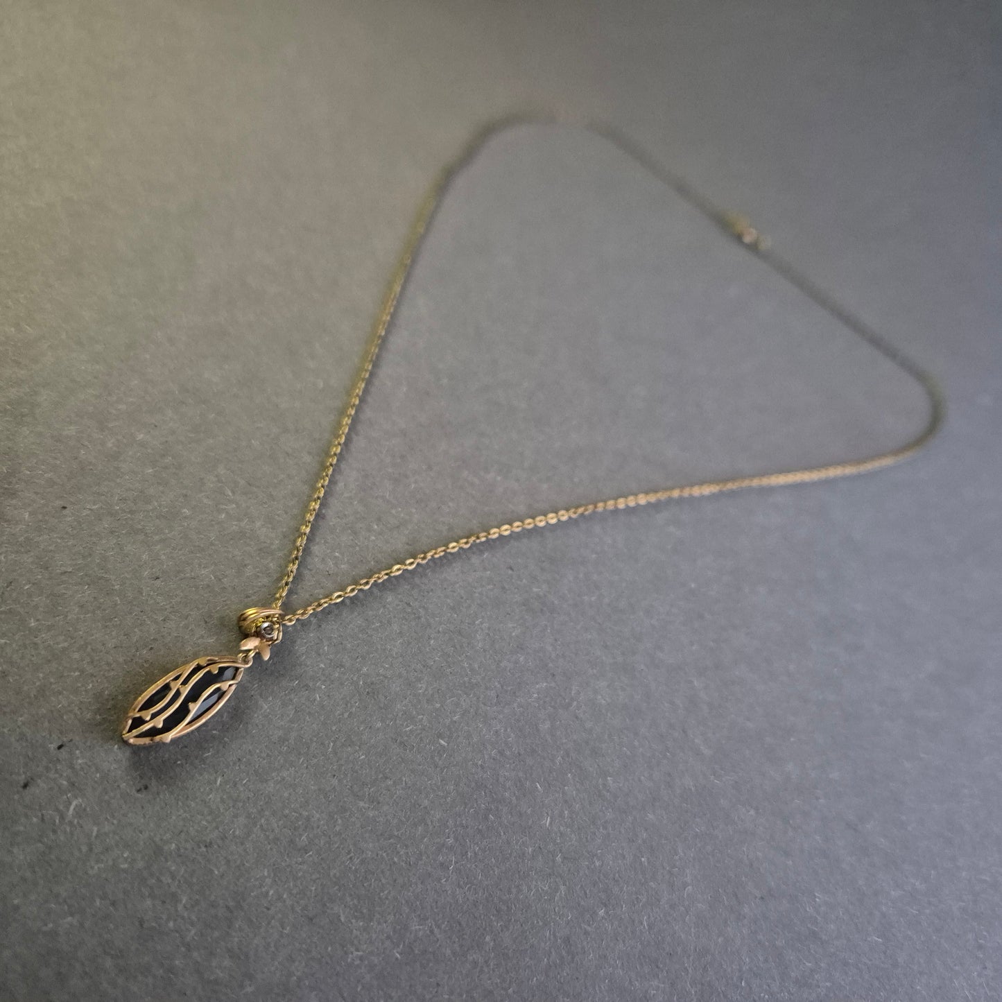 Edle Vintage-Halskette mit blauem Schmuckstein – Filigrane Handwerkskunst