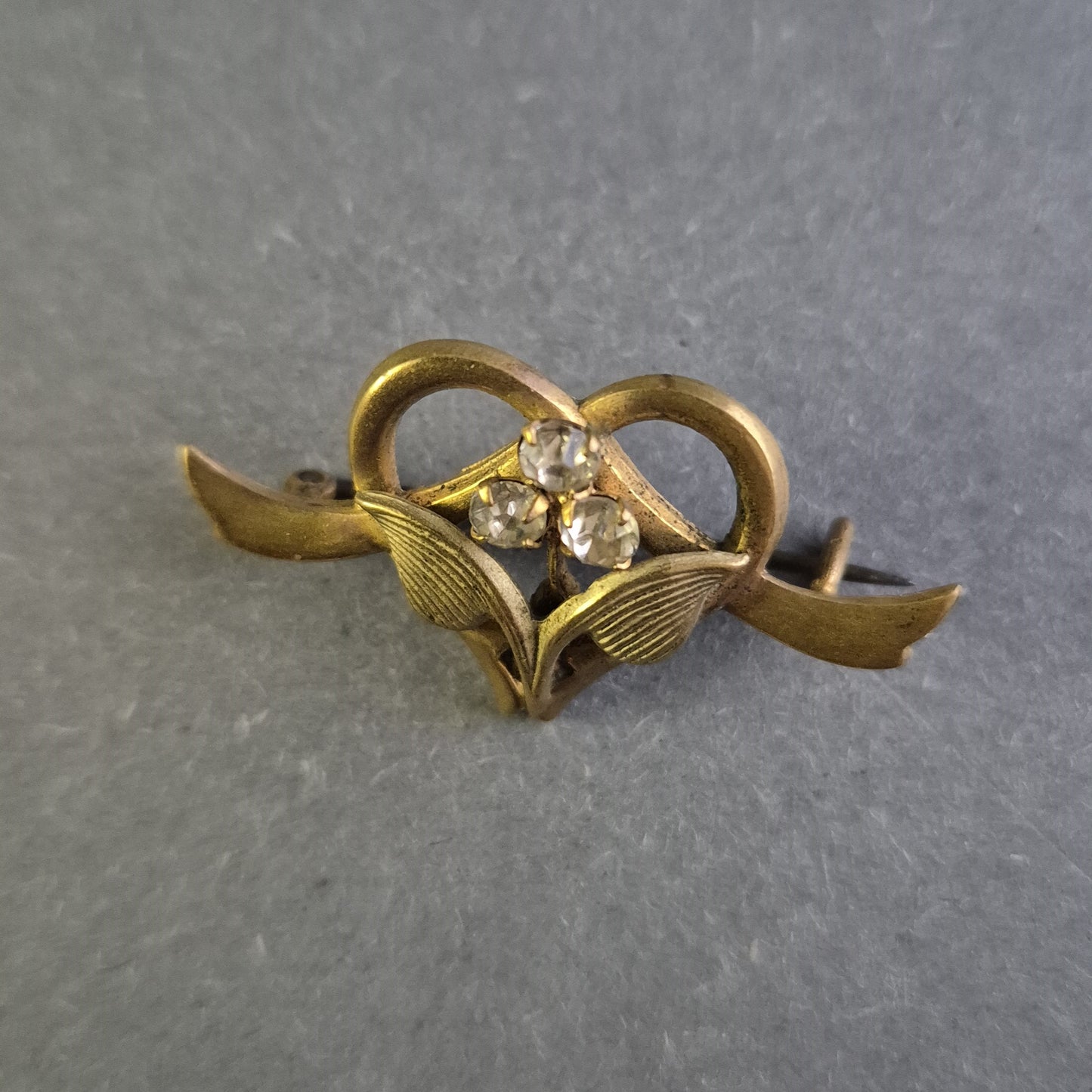 Antike Jugendstil-Brosche – Florales Design mit Strasssteinen