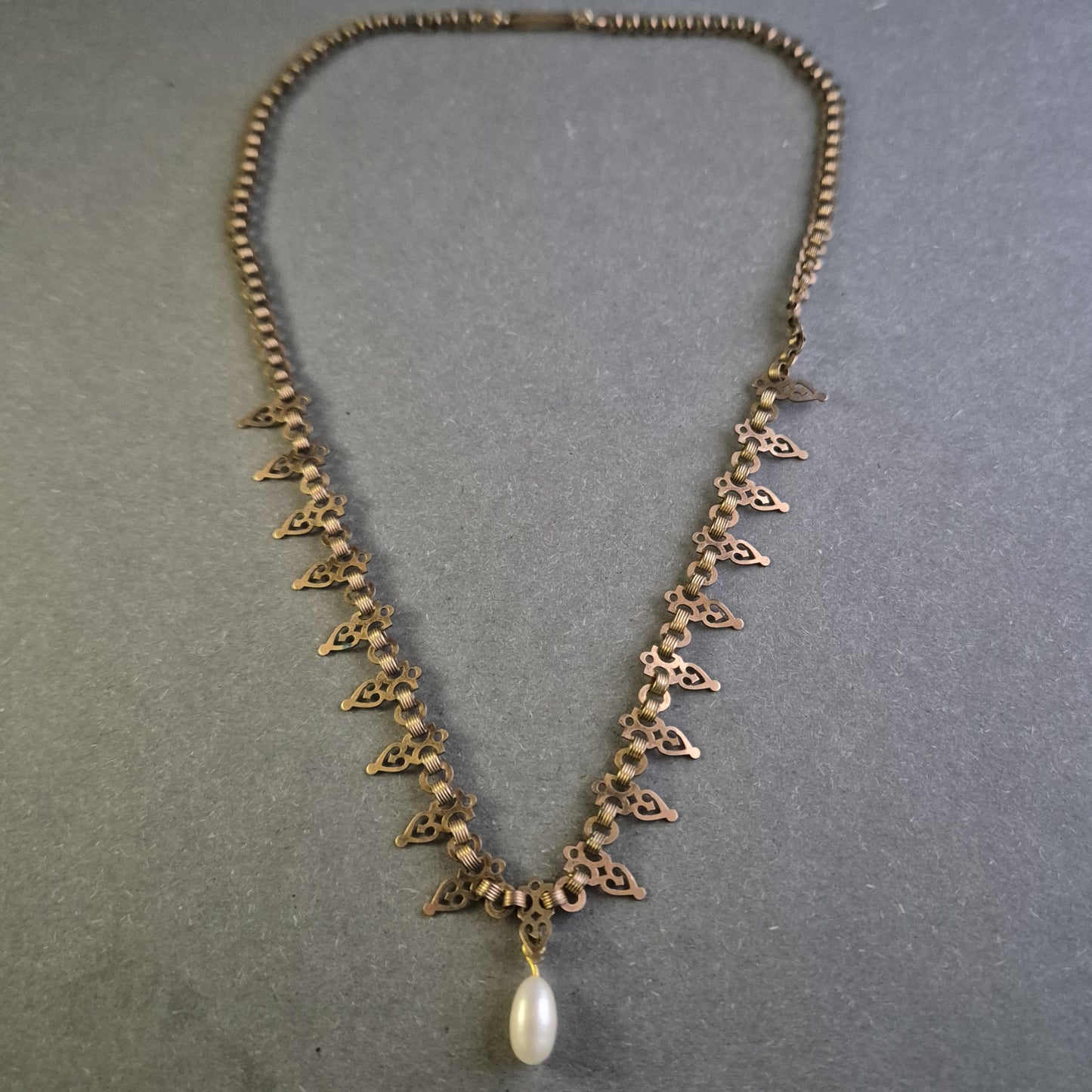 Antike Bronze-Halskette mit Perlenanhänger – Historischer Charme