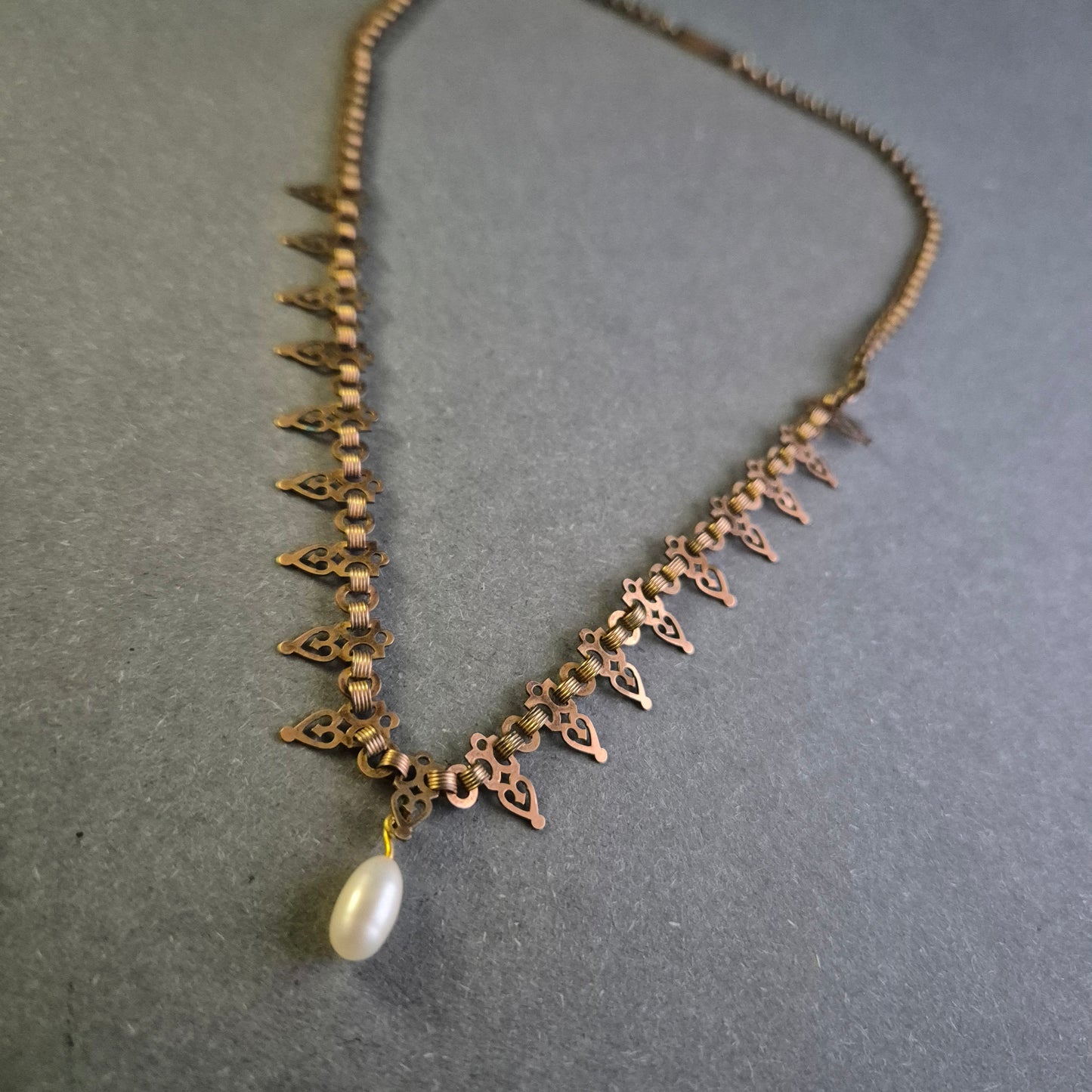 Antike Bronze-Halskette mit Perlenanhänger – Historischer Charme