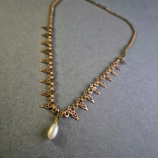 Antike Bronze-Halskette mit Perlenanhänger – Historischer Charme