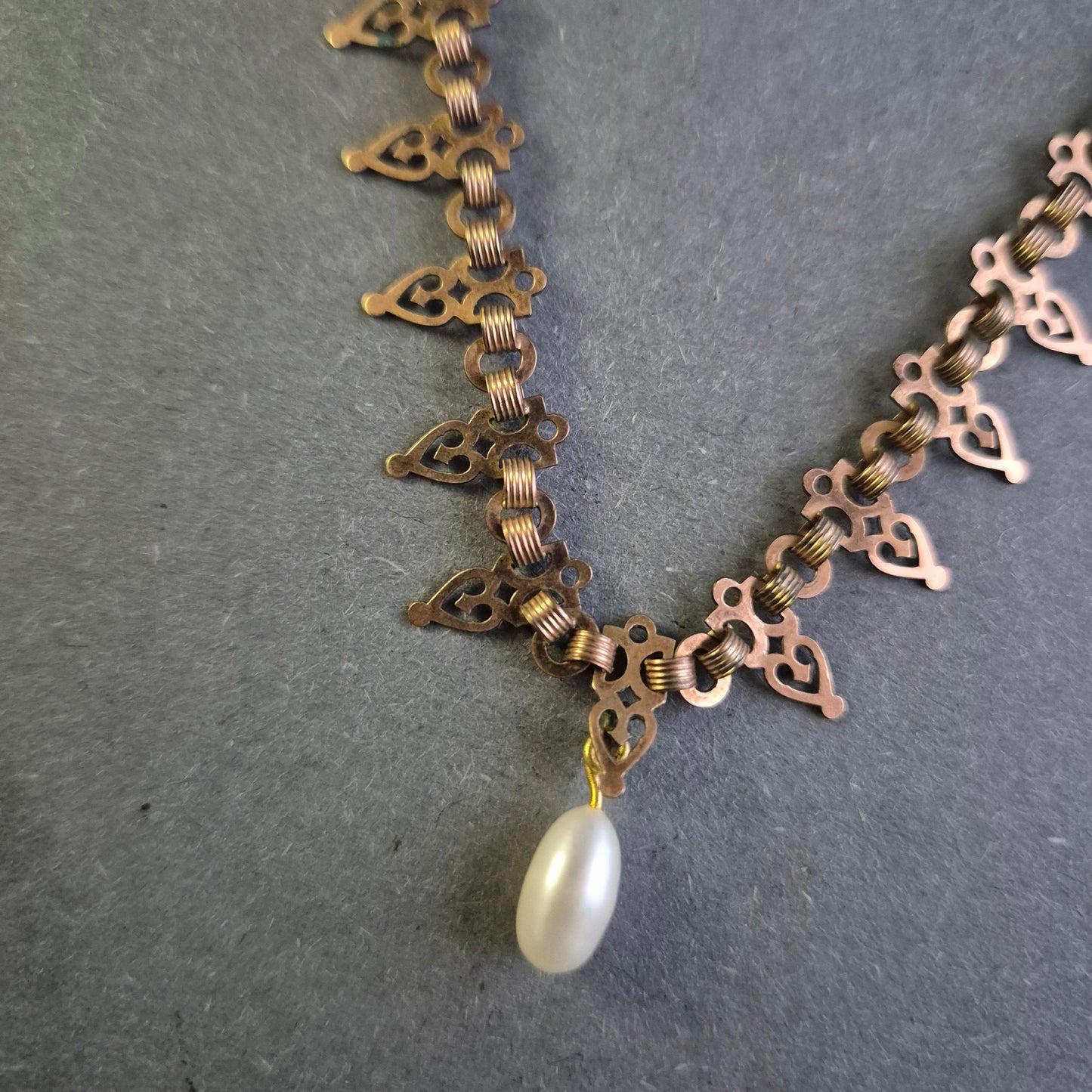 Antike Bronze-Halskette mit Perlenanhänger – Historischer Charme