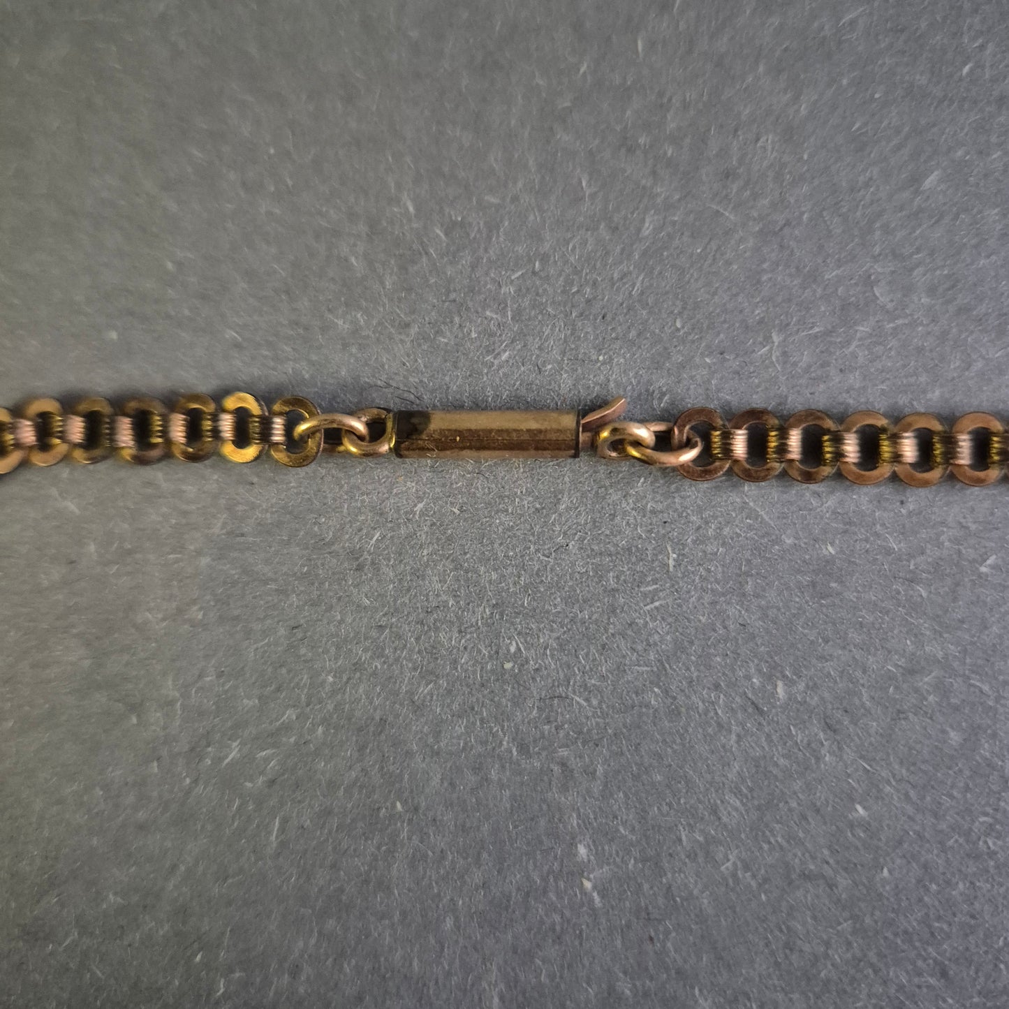 Antike Bronze-Halskette mit Perlenanhänger – Historischer Charme