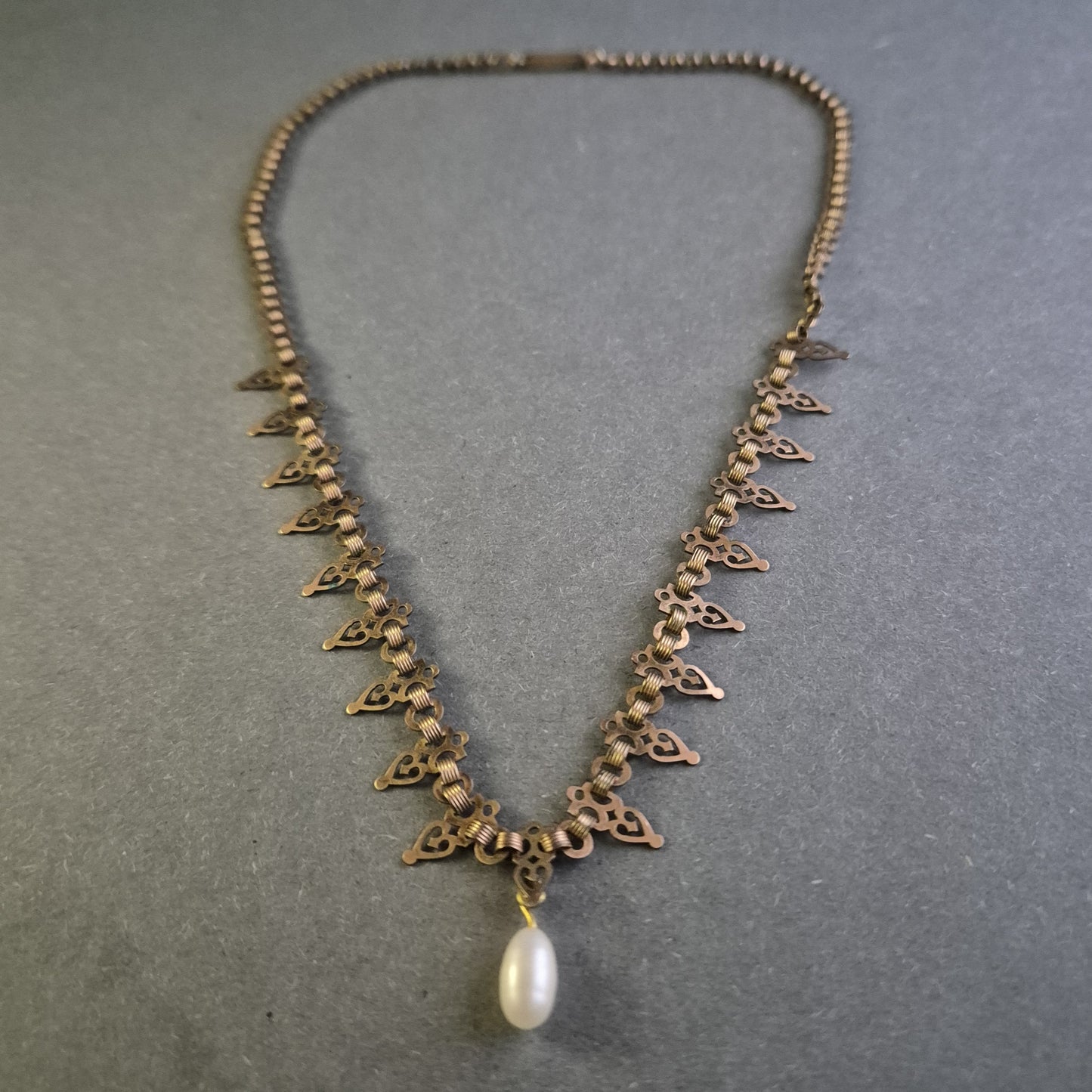 Antike Bronze-Halskette mit Perlenanhänger – Historischer Charme