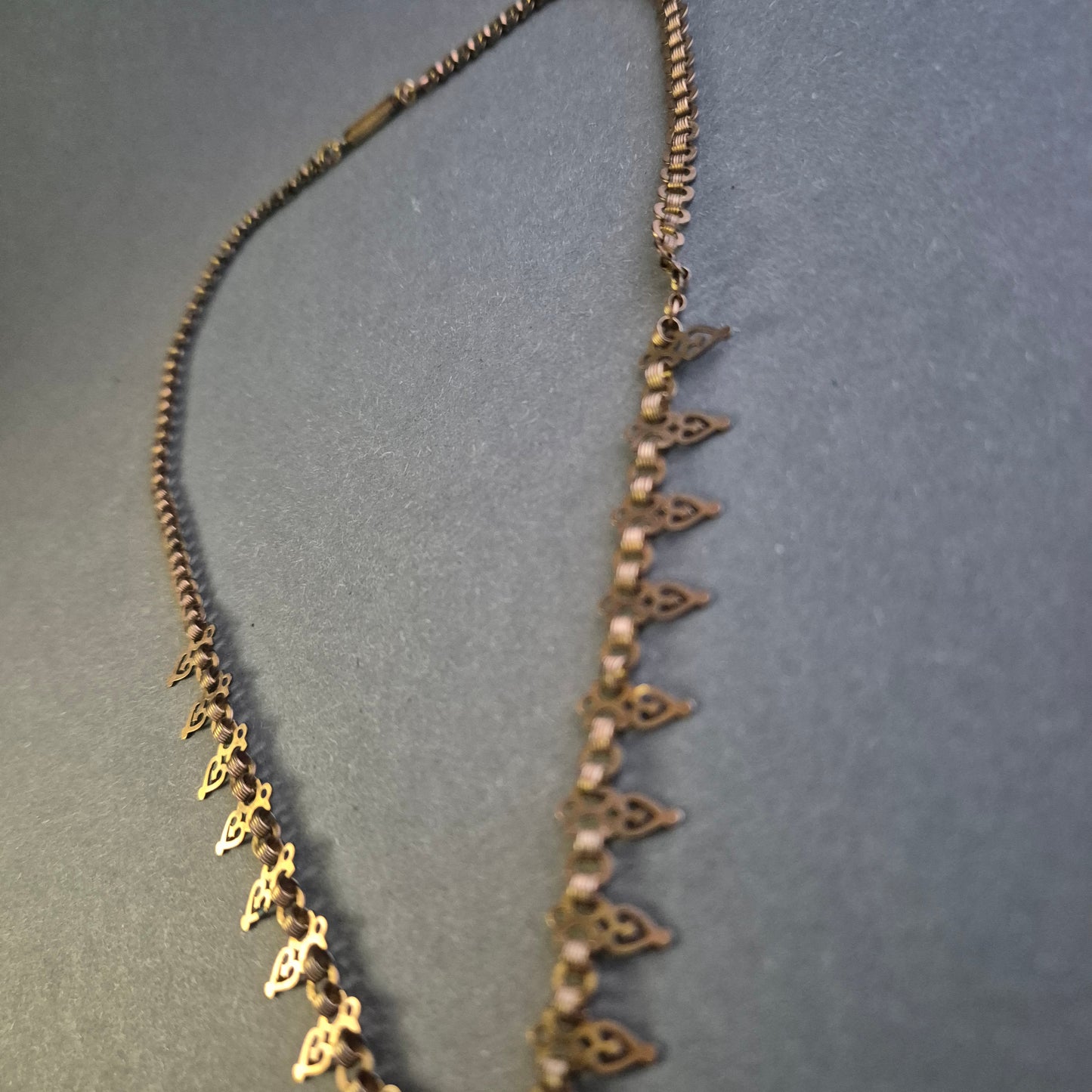 Antike Bronze-Halskette mit Perlenanhänger – Historischer Charme