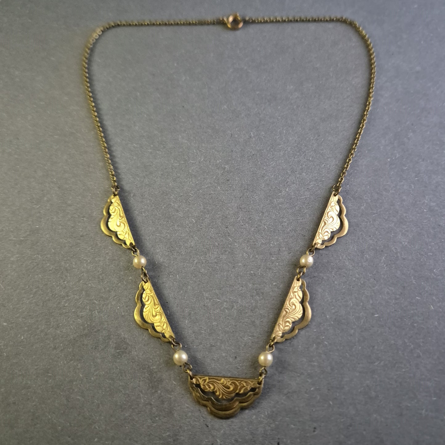 Antike Jugendstil-Halskette – Elegantes Design mit Gravur und Perlen