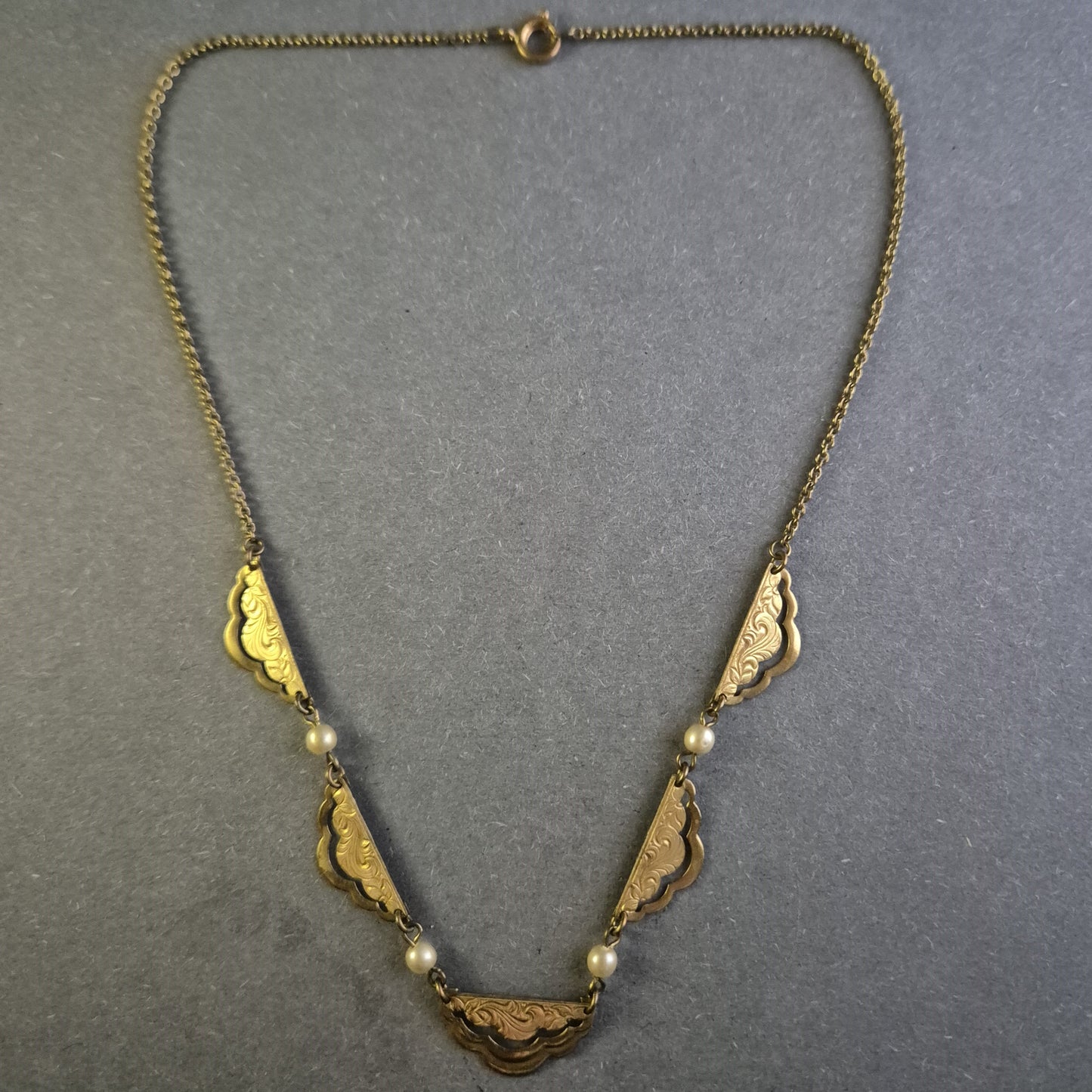 Antike Jugendstil-Halskette – Elegantes Design mit Gravur und Perlen