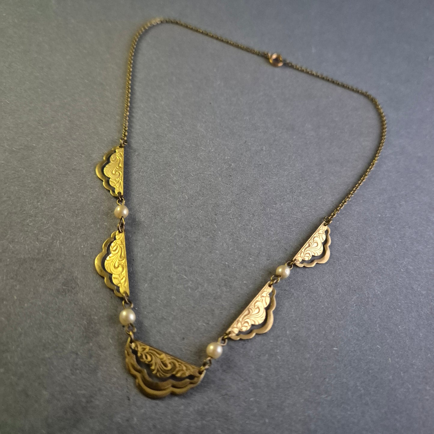 Antike Jugendstil-Halskette – Elegantes Design mit Gravur und Perlen