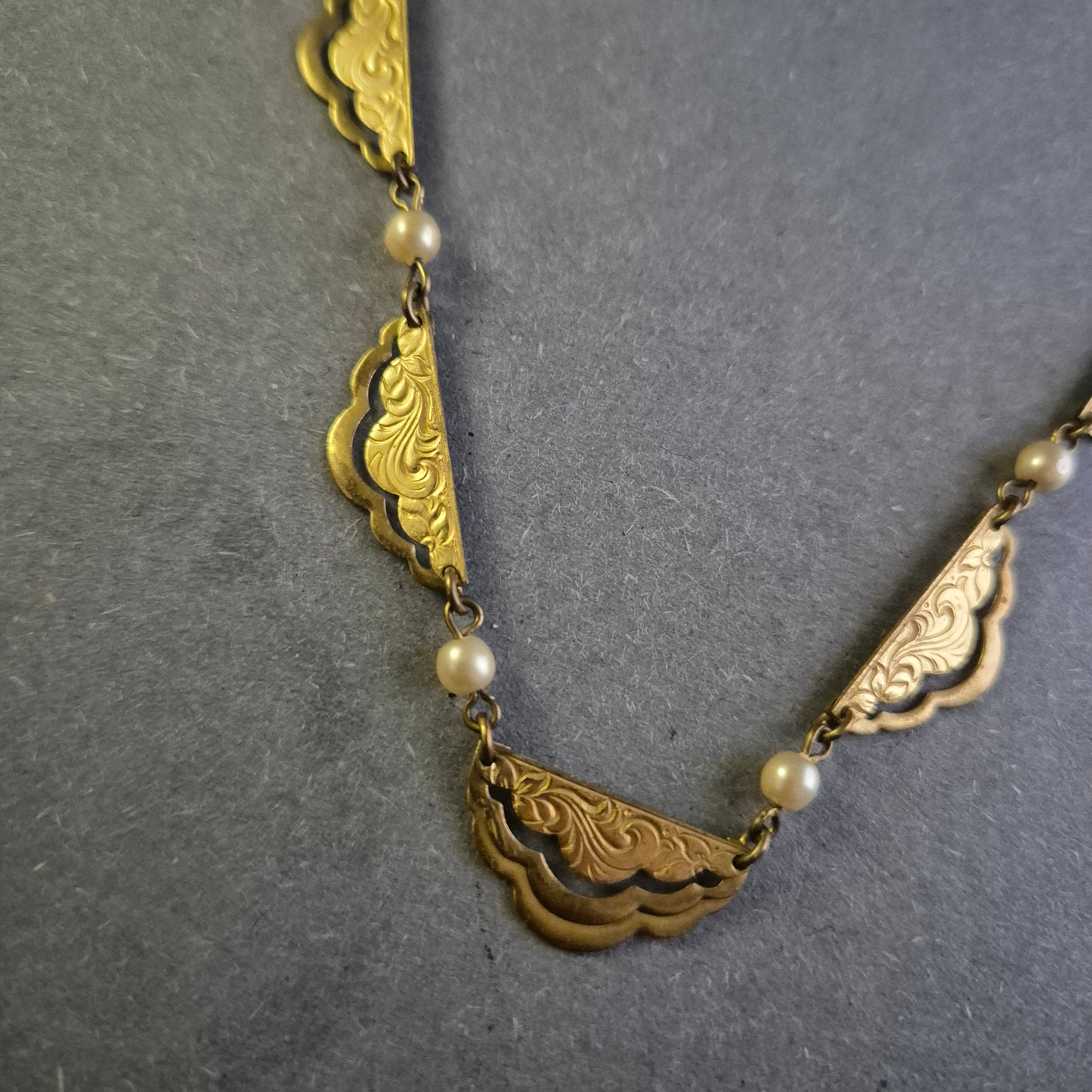 Antike Jugendstil-Halskette – Elegantes Design mit Gravur und Perlen