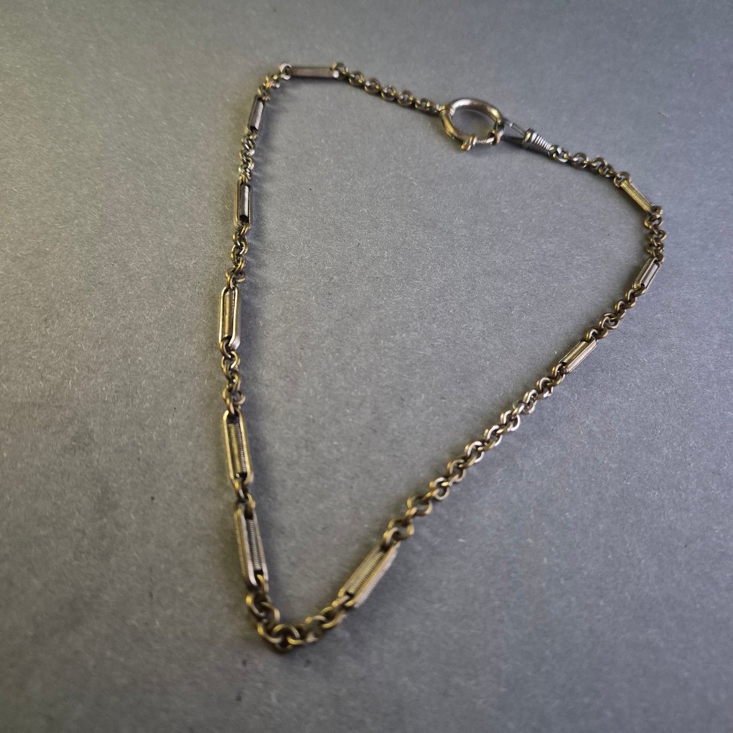 Antike Panzerkette – Massives Design mit markanten Gliedern