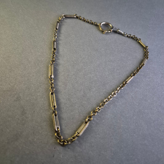 Antike Panzerkette – Massives Design mit markanten Gliedern