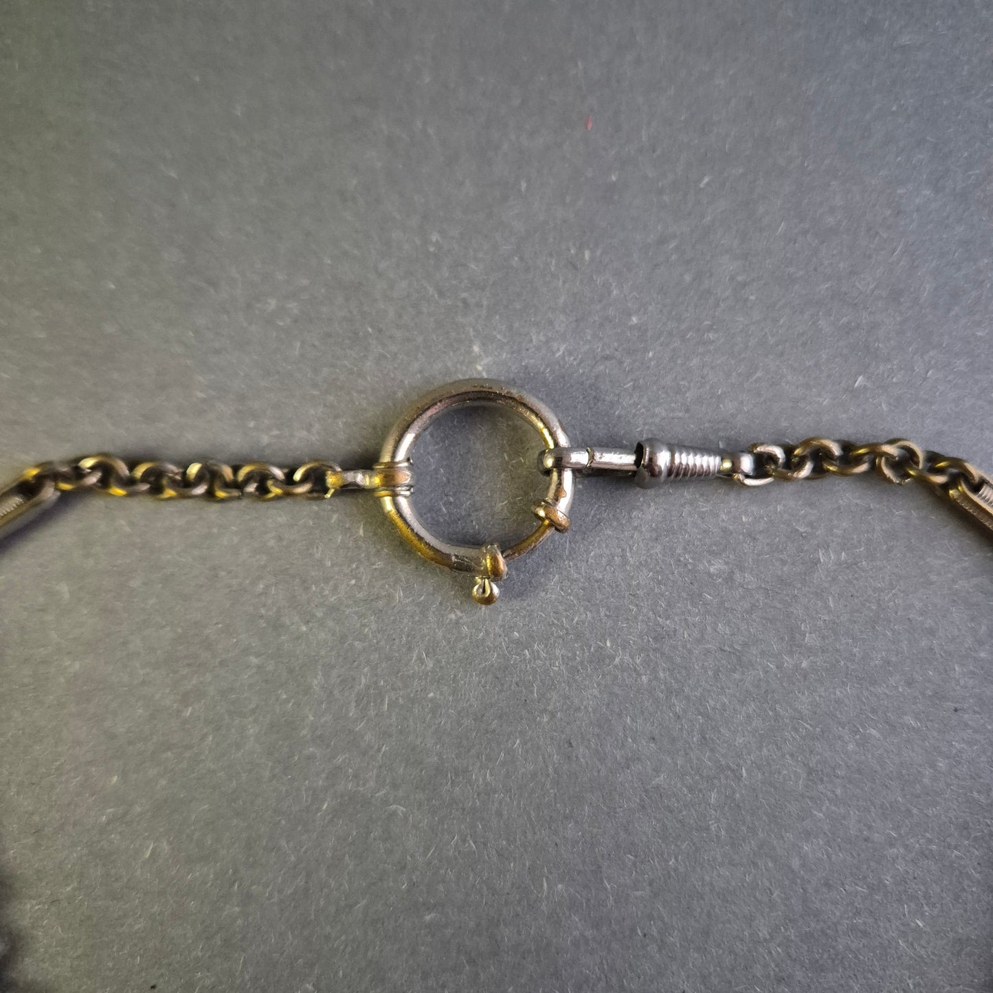 Antike Panzerkette – Massives Design mit markanten Gliedern