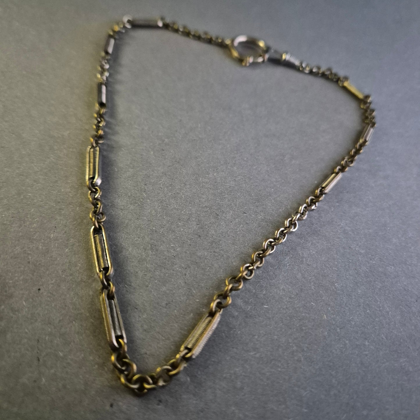 Antike Panzerkette – Massives Design mit markanten Gliedern