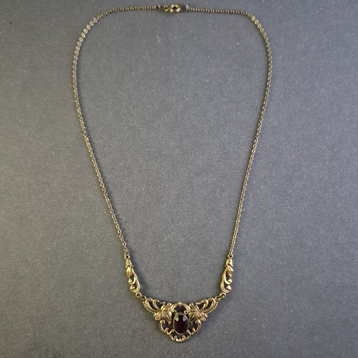 Antike Jugendstil-Halskette – Elegantes Design mit Granatstein