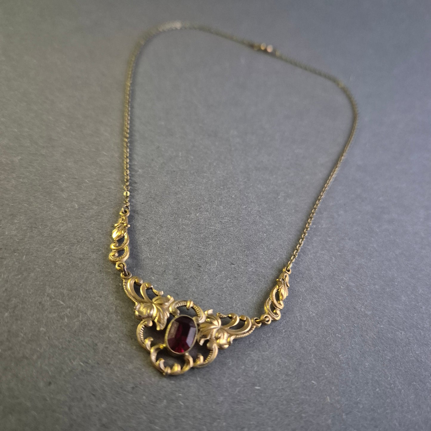 Antike Jugendstil-Halskette – Elegantes Design mit Granatstein