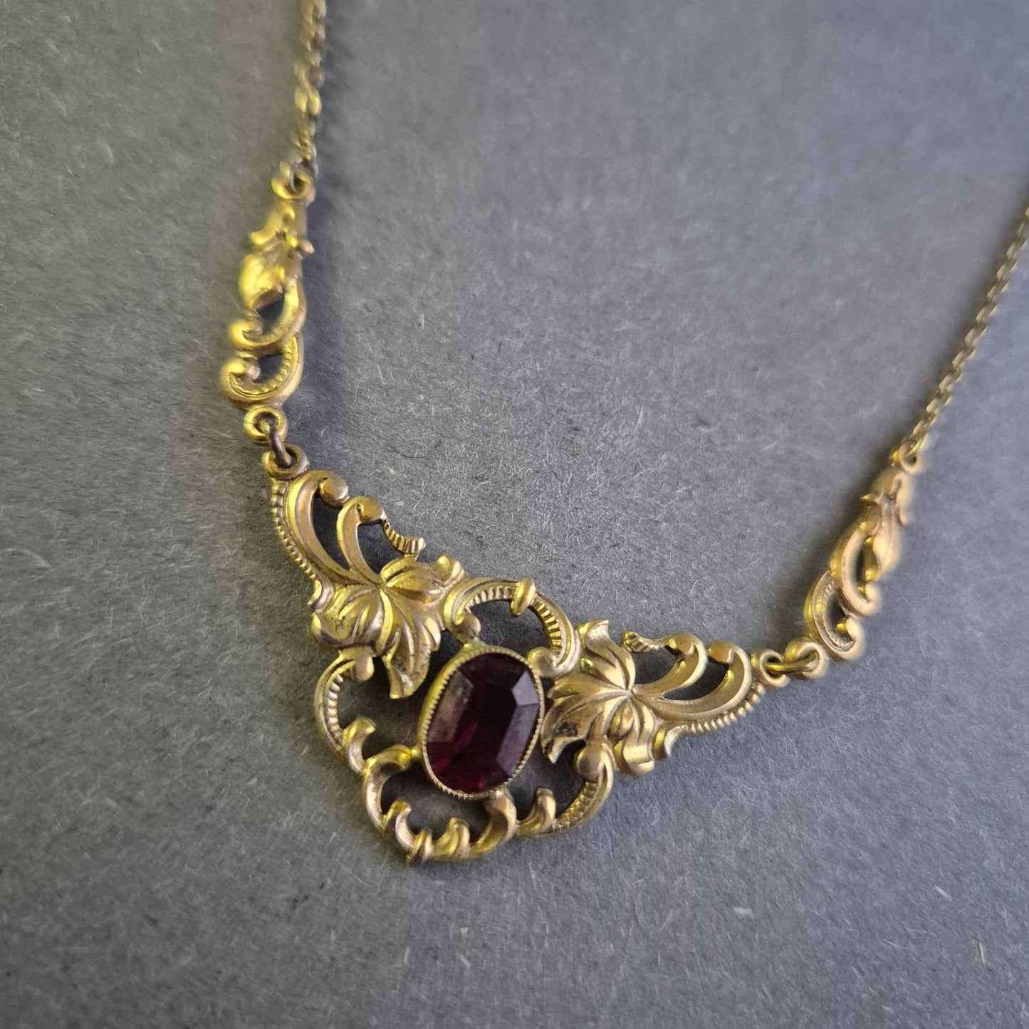 Antike Jugendstil-Halskette – Elegantes Design mit Granatstein