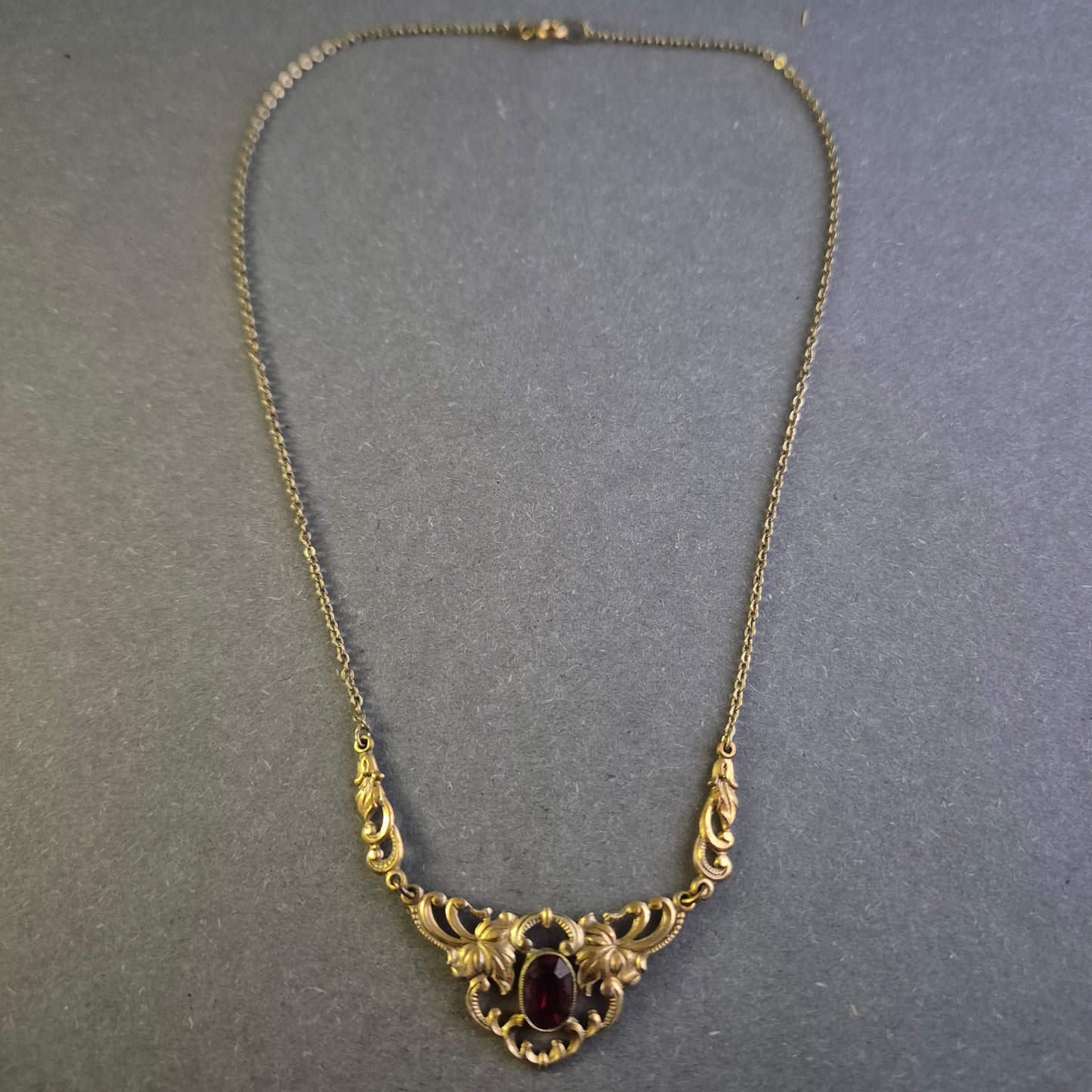 Antike Jugendstil-Halskette – Elegantes Design mit Granatstein