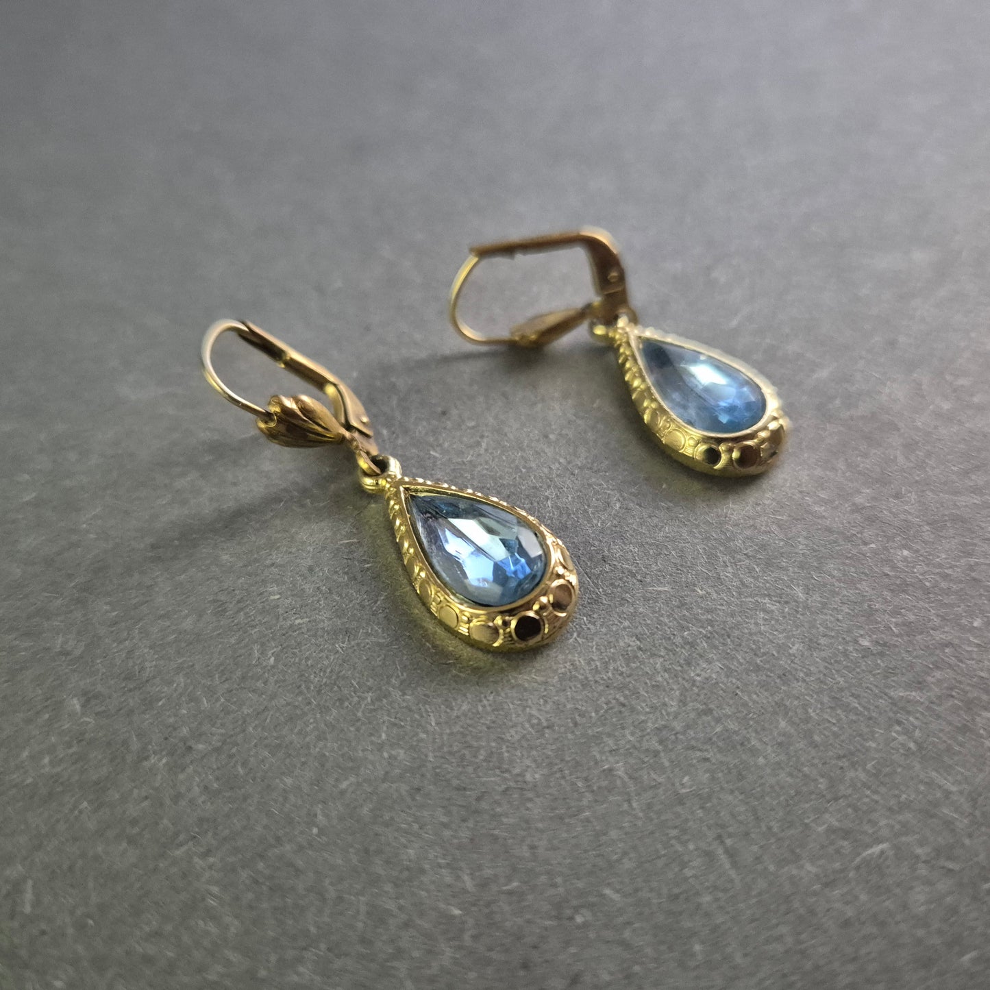 Elegante Vintage-Ohrringe – Tropfendesign mit blauen Schmucksteinen