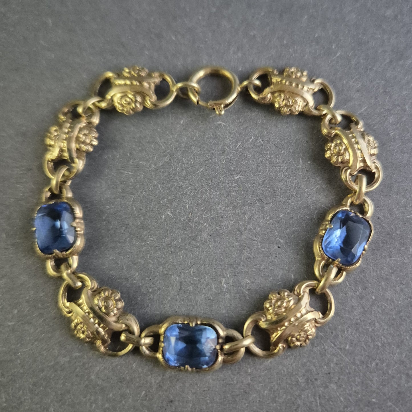 Antikes Armband mit blauen Steinen – Elegante Vintage-Verarbeitung