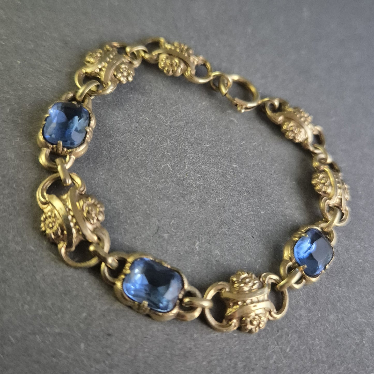 Antikes Armband mit blauen Steinen – Elegante Vintage-Verarbeitung