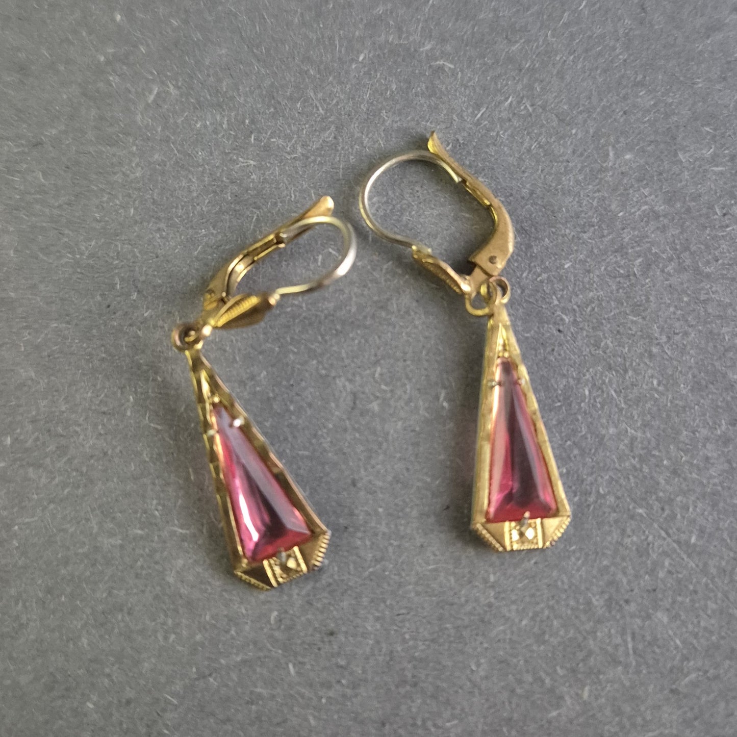 Art Déco Ohrringe – Vergoldetes Design mit pinkfarbenen Steinen