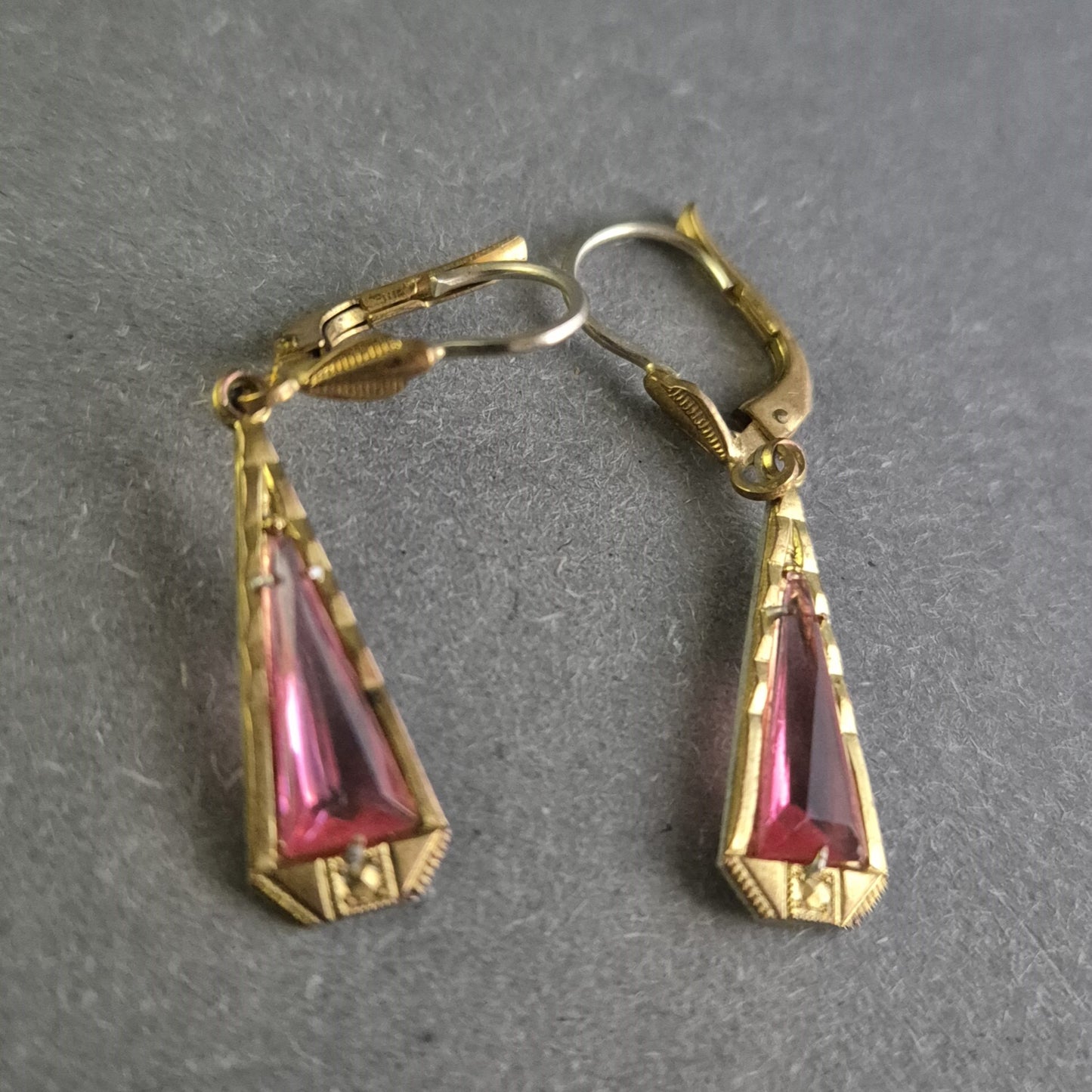 Art Déco Ohrringe – Vergoldetes Design mit pinkfarbenen Steinen