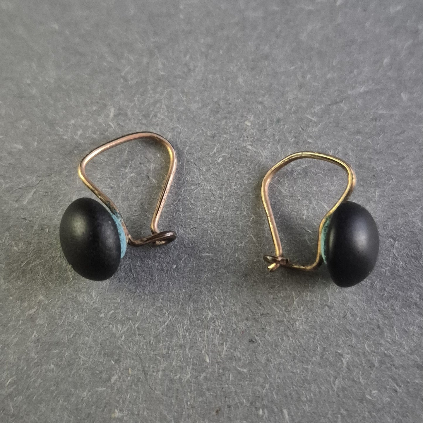 Elegante Vintage-Ohrringe mit schwarzem Cabochon – Klassische Schlichtheit