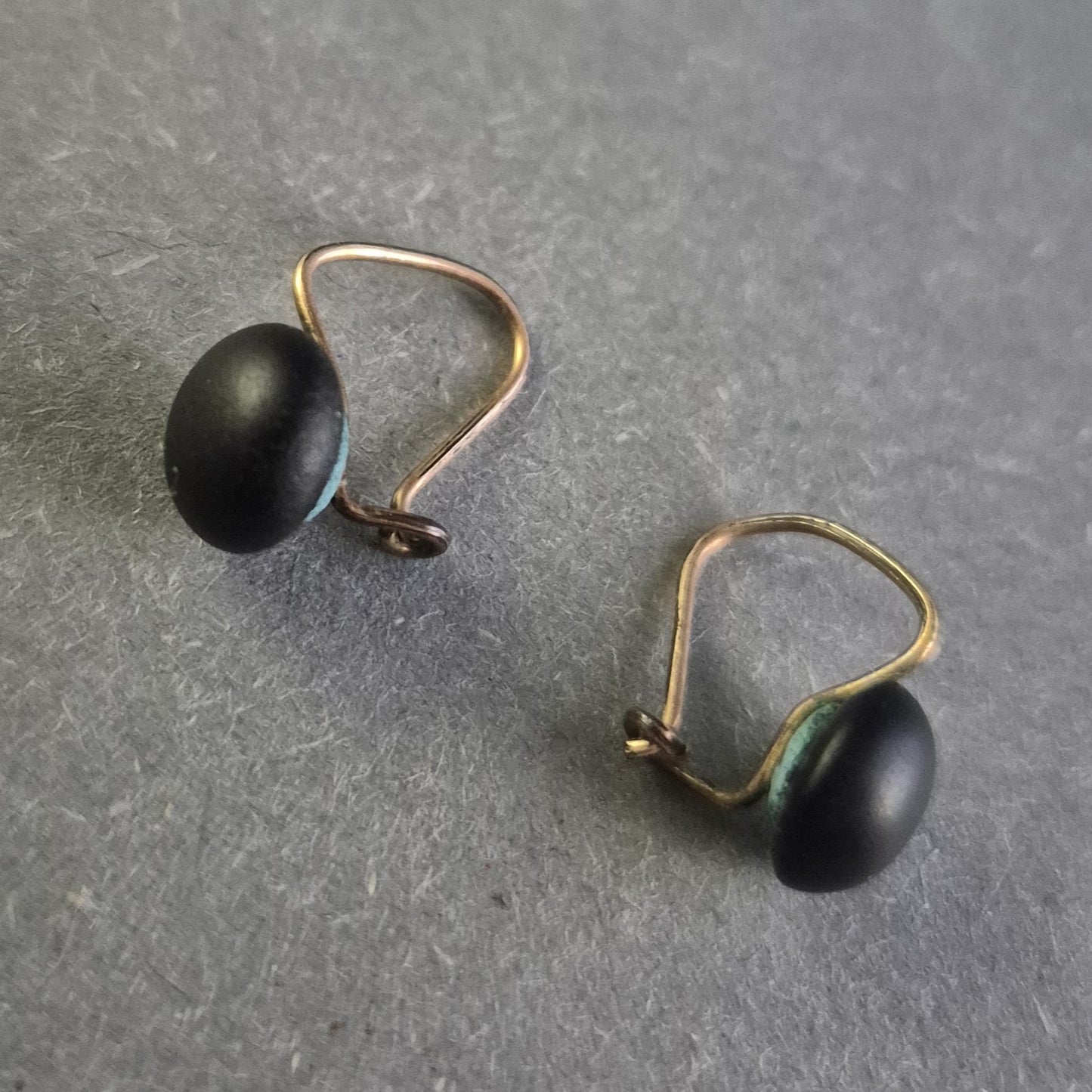 Elegante Vintage-Ohrringe mit schwarzem Cabochon – Klassische Schlichtheit