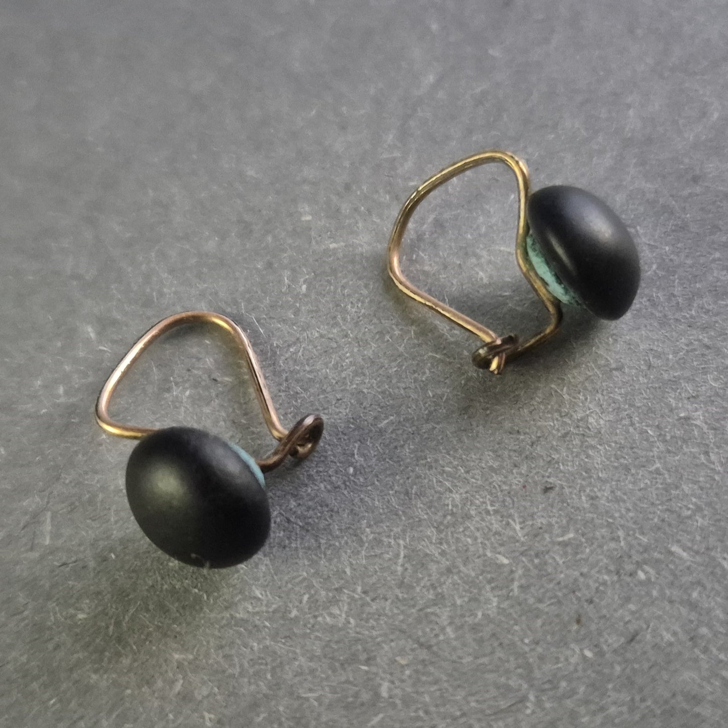 Elegante Vintage-Ohrringe mit schwarzem Cabochon – Klassische Schlichtheit