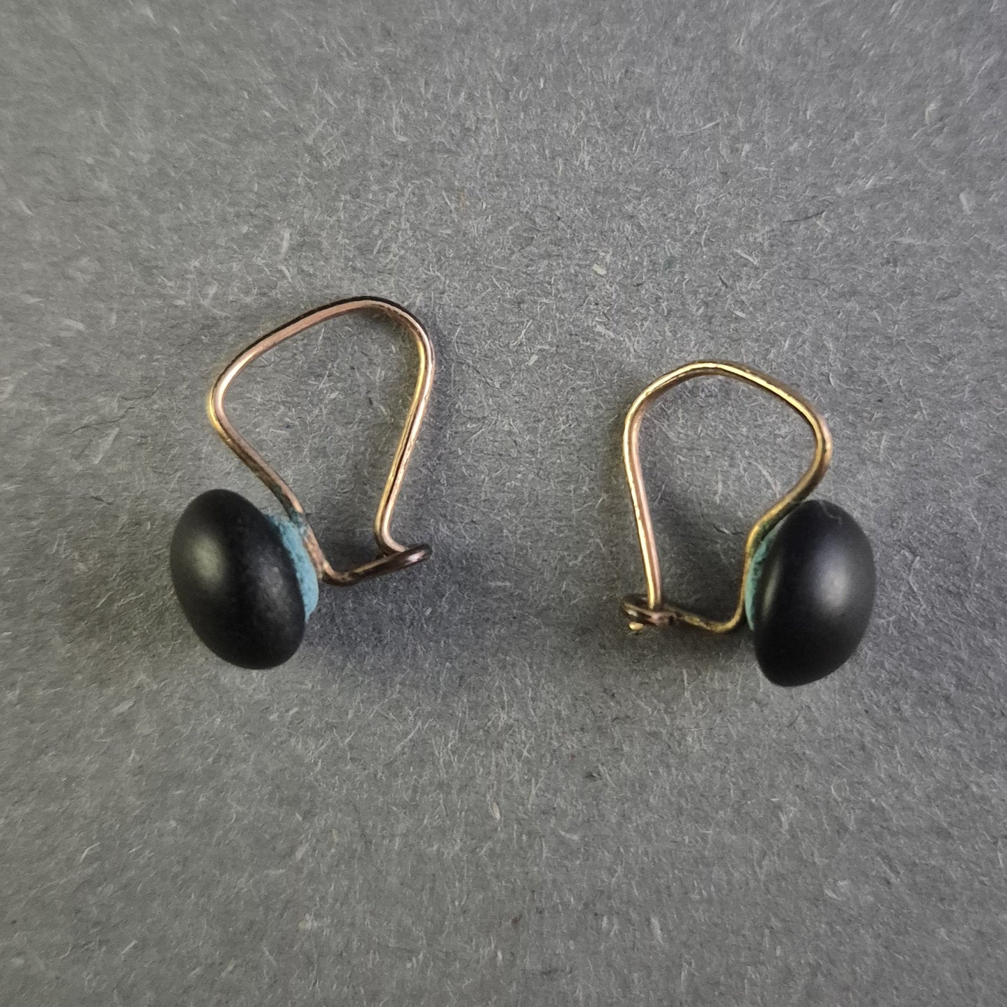 Elegante Vintage-Ohrringe mit schwarzem Cabochon – Klassische Schlichtheit