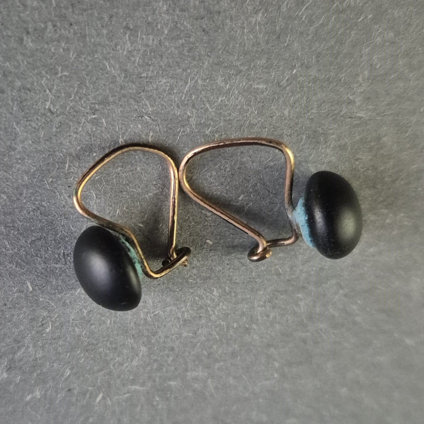 Elegante Vintage-Ohrringe mit schwarzem Cabochon – Klassische Schlichtheit