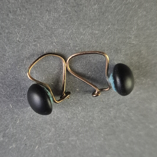 Elegante Vintage-Ohrringe mit schwarzem Cabochon – Klassische Schlichtheit