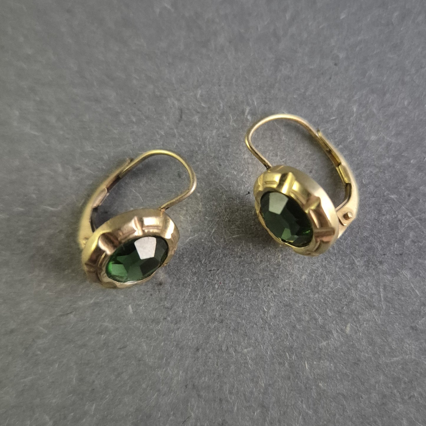 Elegante Vintage-Ohrringe mit grünem Stein – Klassischer Chic