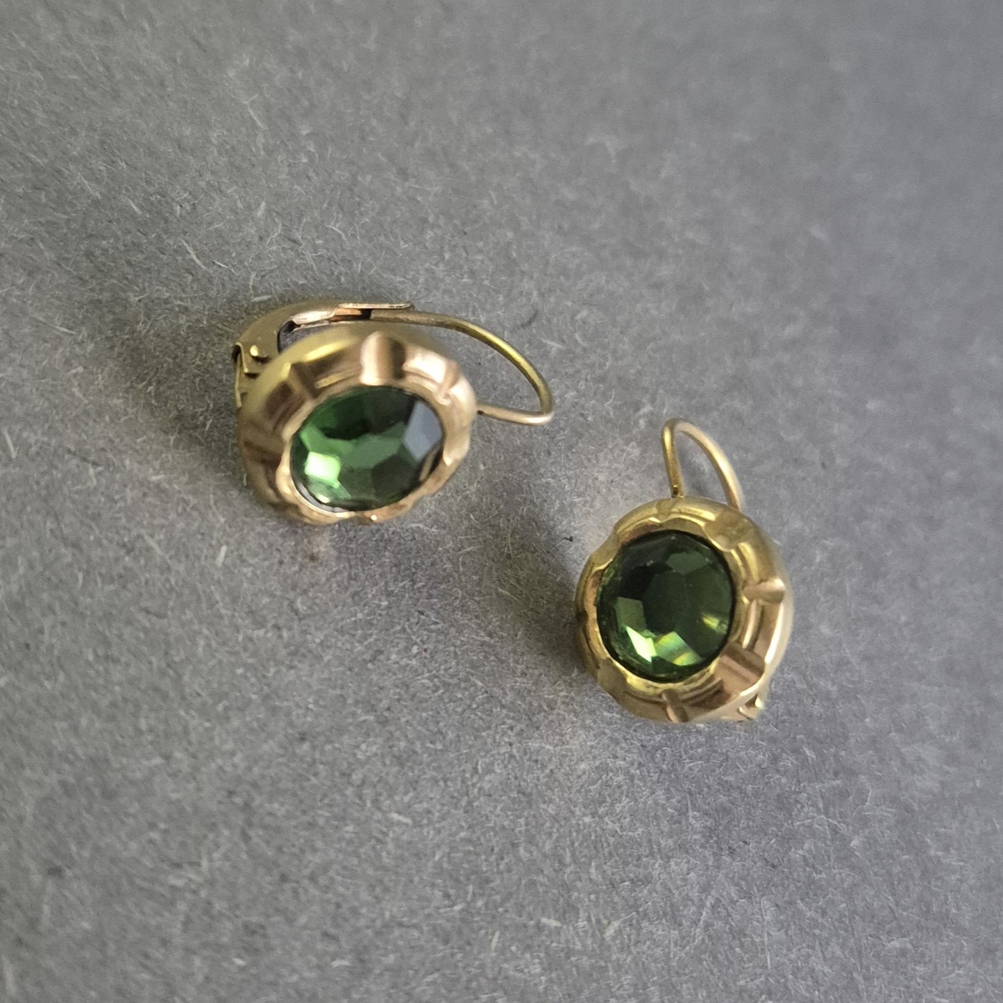 Elegante Vintage-Ohrringe mit grünem Stein – Klassischer Chic