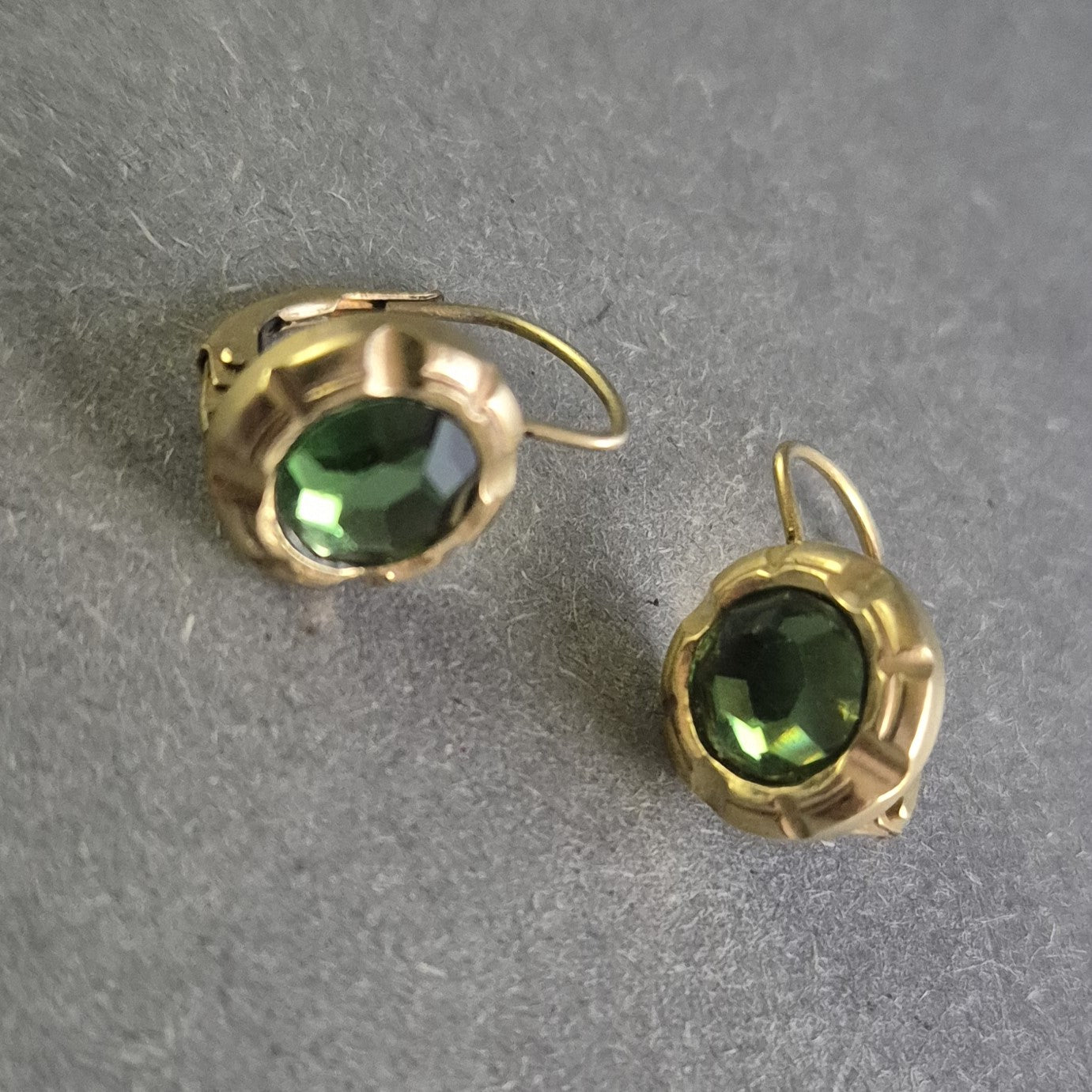 Elegante Vintage-Ohrringe mit grünem Stein – Klassischer Chic