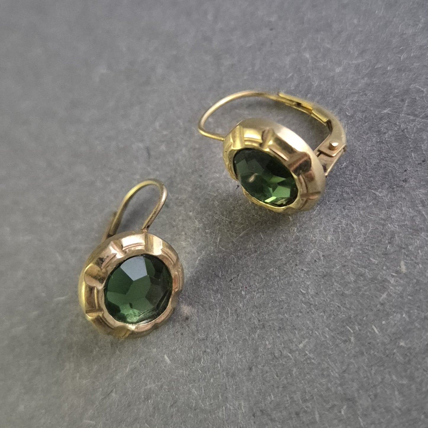 Elegante Vintage-Ohrringe mit grünem Stein – Klassischer Chic