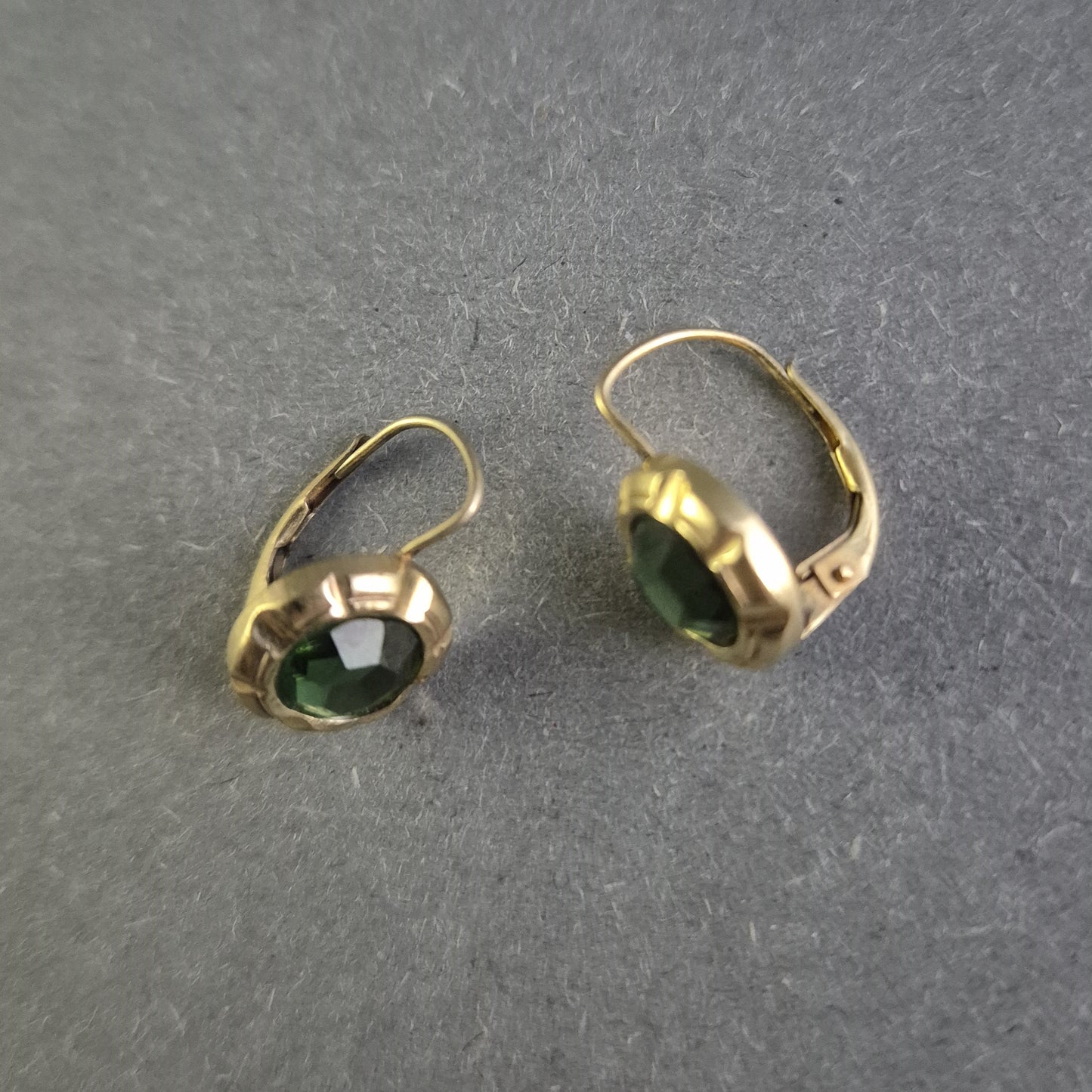 Elegante Vintage-Ohrringe mit grünem Stein – Klassischer Chic