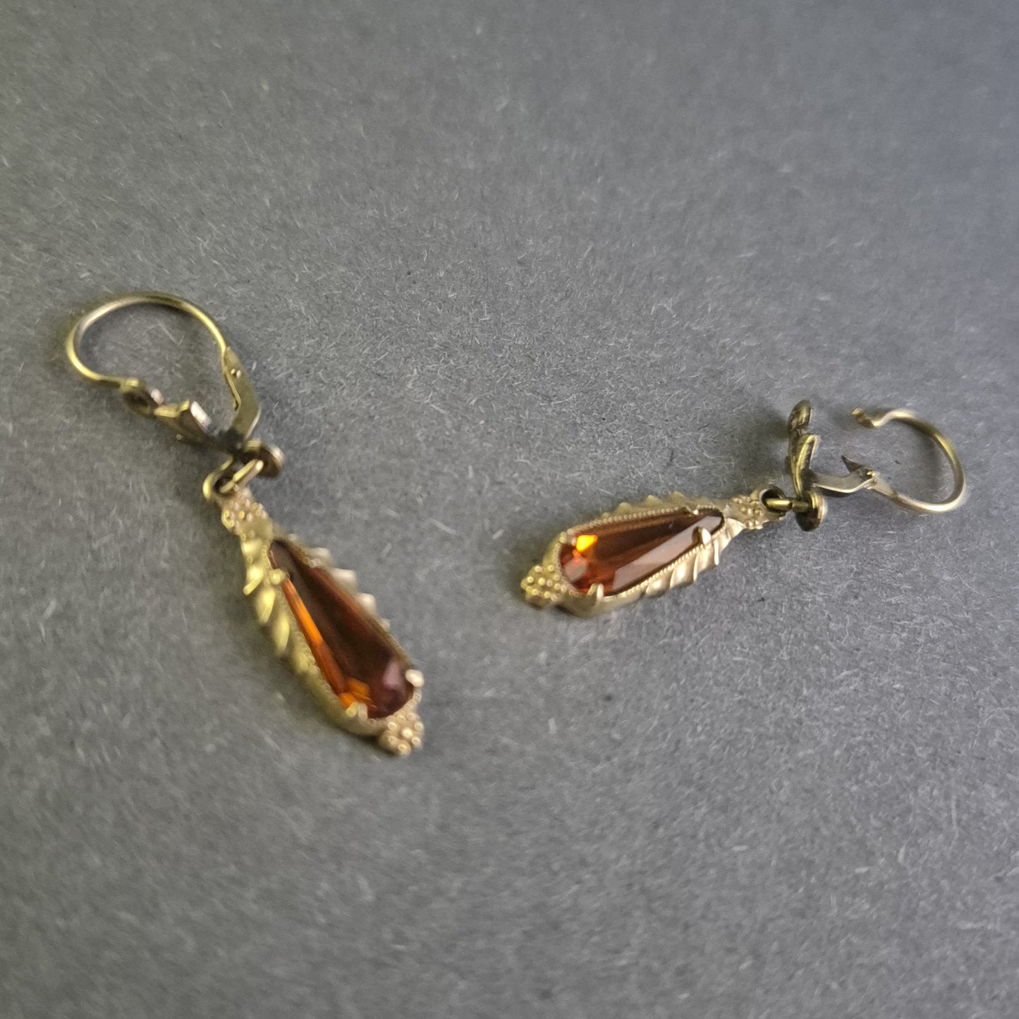 Antike Hängeohrringe mit Bernsteinfarbenem Stein – Eleganter Vintage-Stil