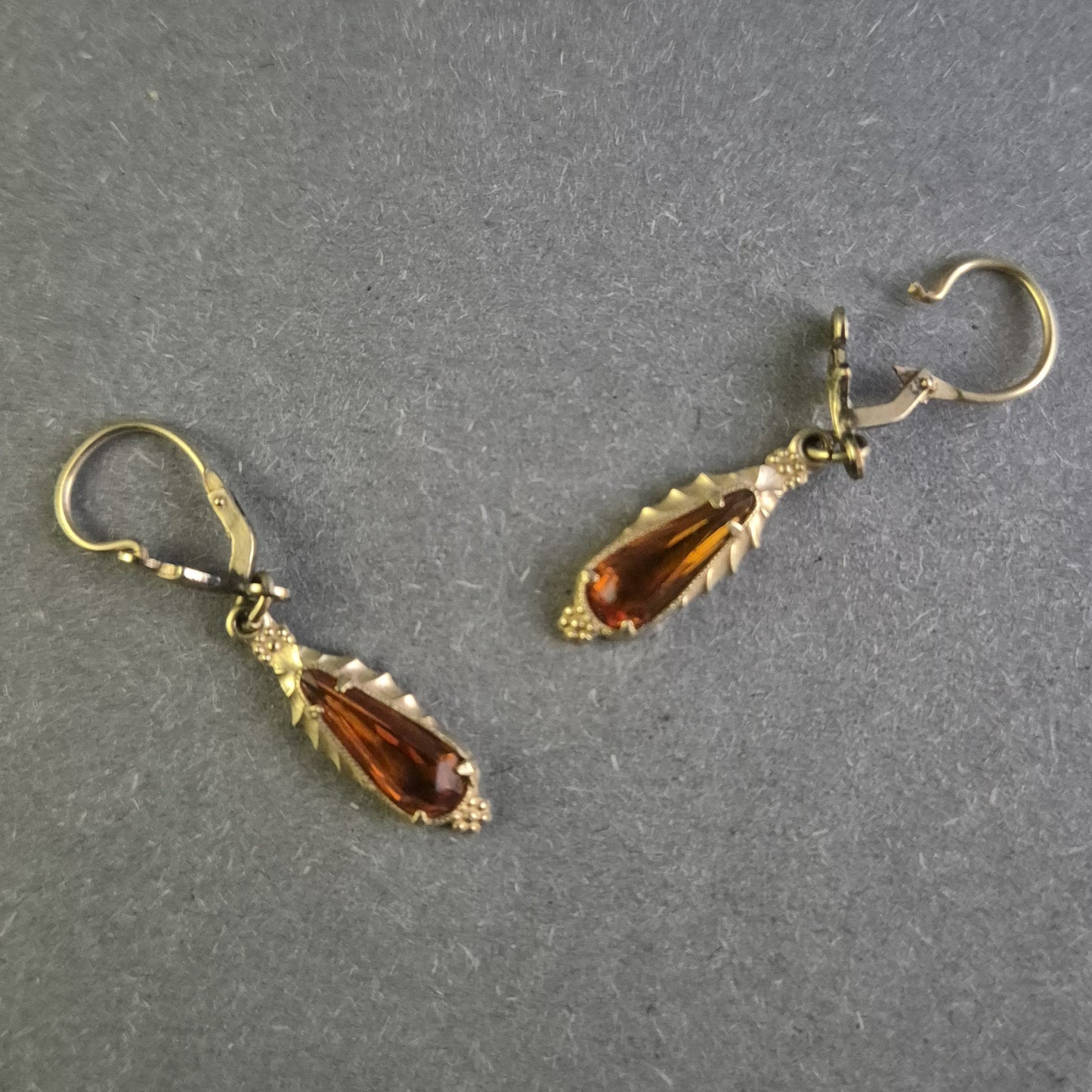 Antike Hängeohrringe mit Bernsteinfarbenem Stein – Eleganter Vintage-Stil