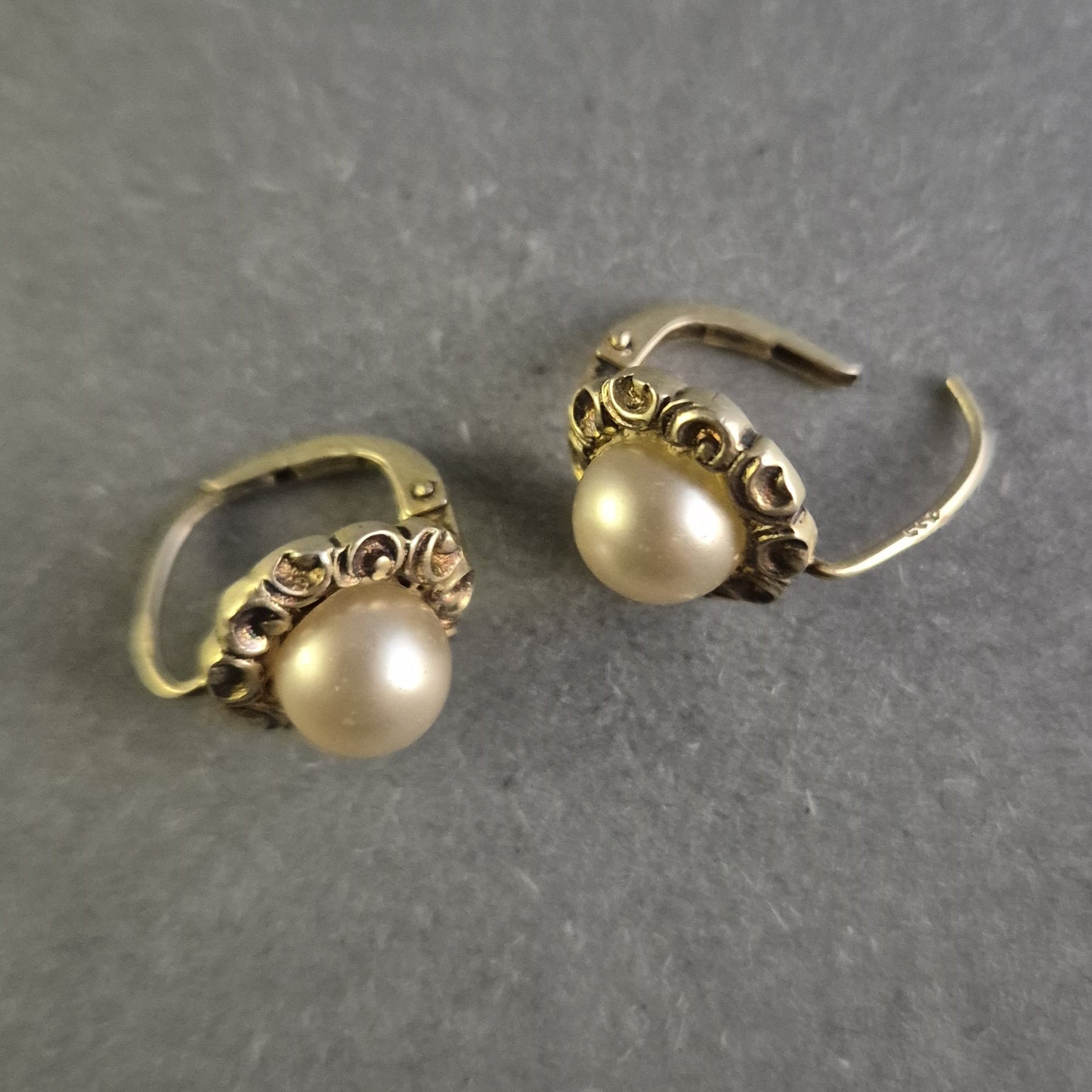 Elegante Vintage-Ohrringe mit Perlen – Klassische Schönheit