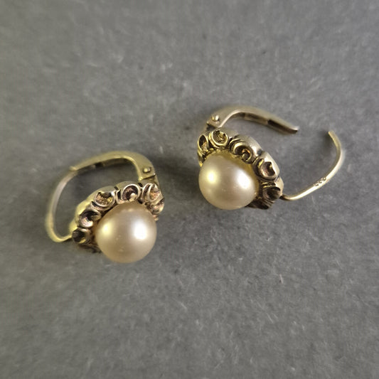 Elegante Vintage-Ohrringe mit Perlen – Klassische Schönheit